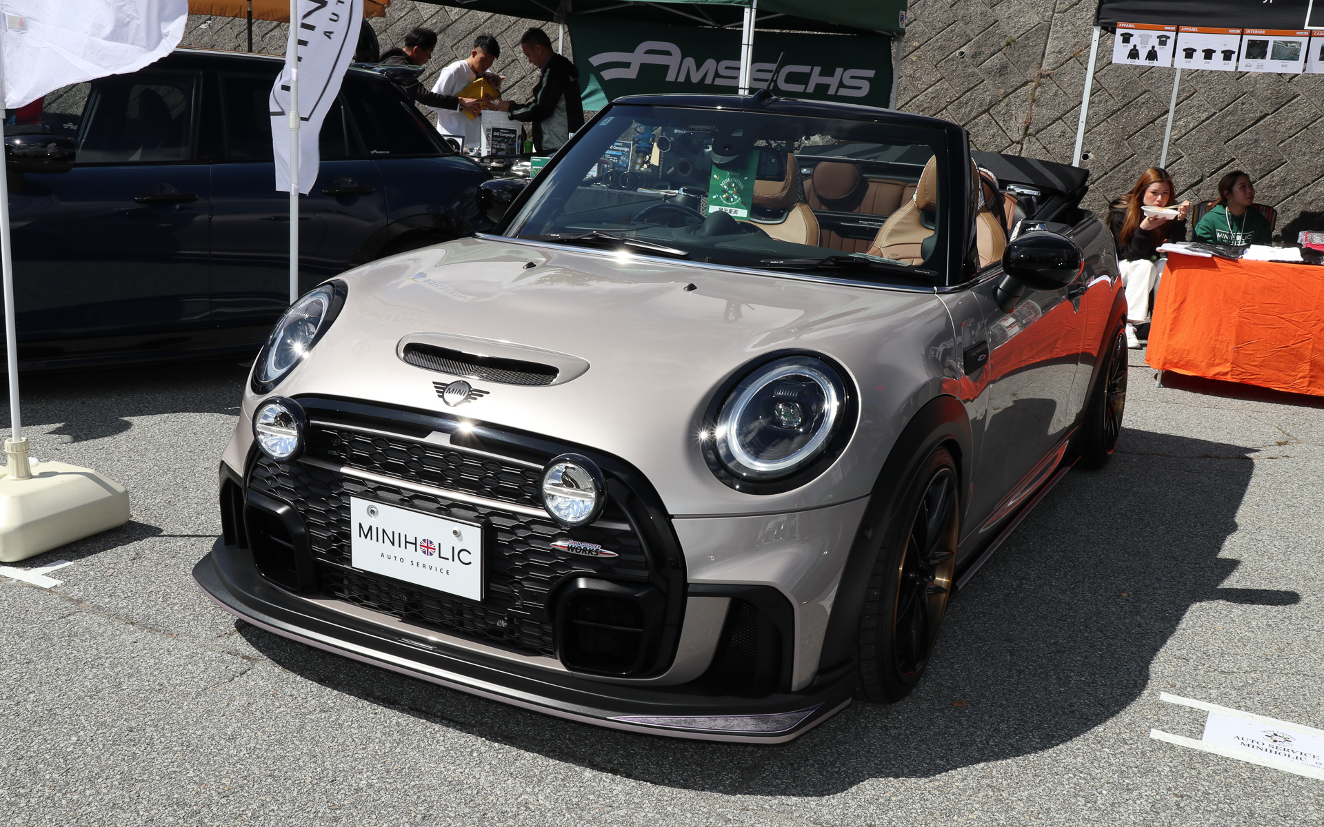 異なる仕様のエアロパーツなどでドレスアップした2台のMINI Cooper Convertibleが展示されていた