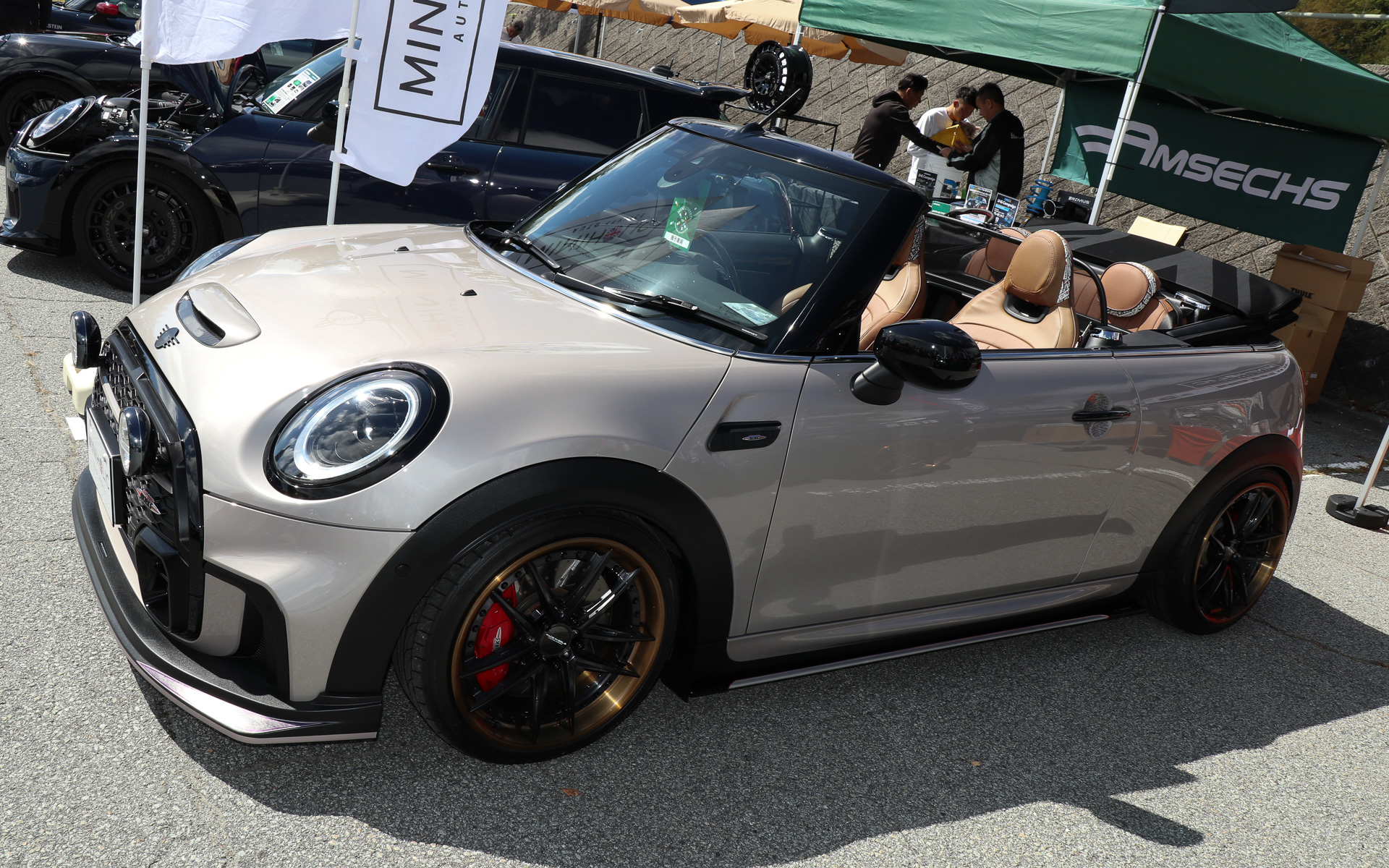 異なる仕様のエアロパーツなどでドレスアップした2台のMINI Cooper Convertibleが展示されていた