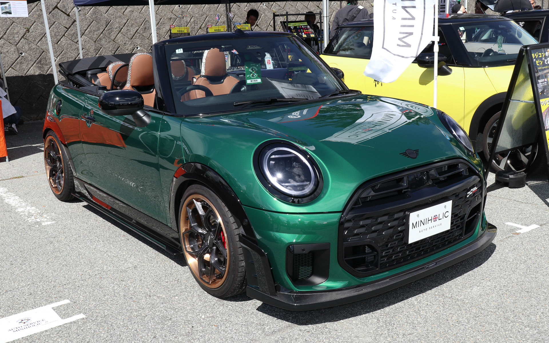 異なる仕様のエアロパーツなどでドレスアップした2台のMINI Cooper Convertibleが展示されていた