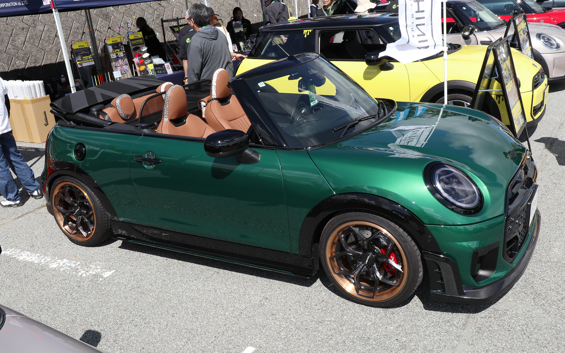異なる仕様のエアロパーツなどでドレスアップした2台のMINI Cooper Convertibleが展示されていた