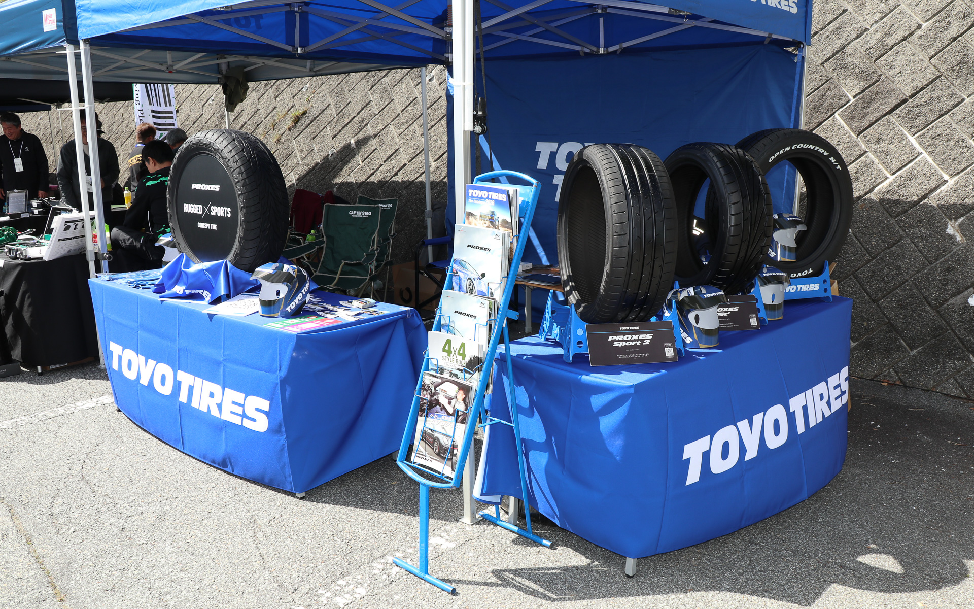 ブースではプロクセスやオープンカントリーブランドのタイヤを展示