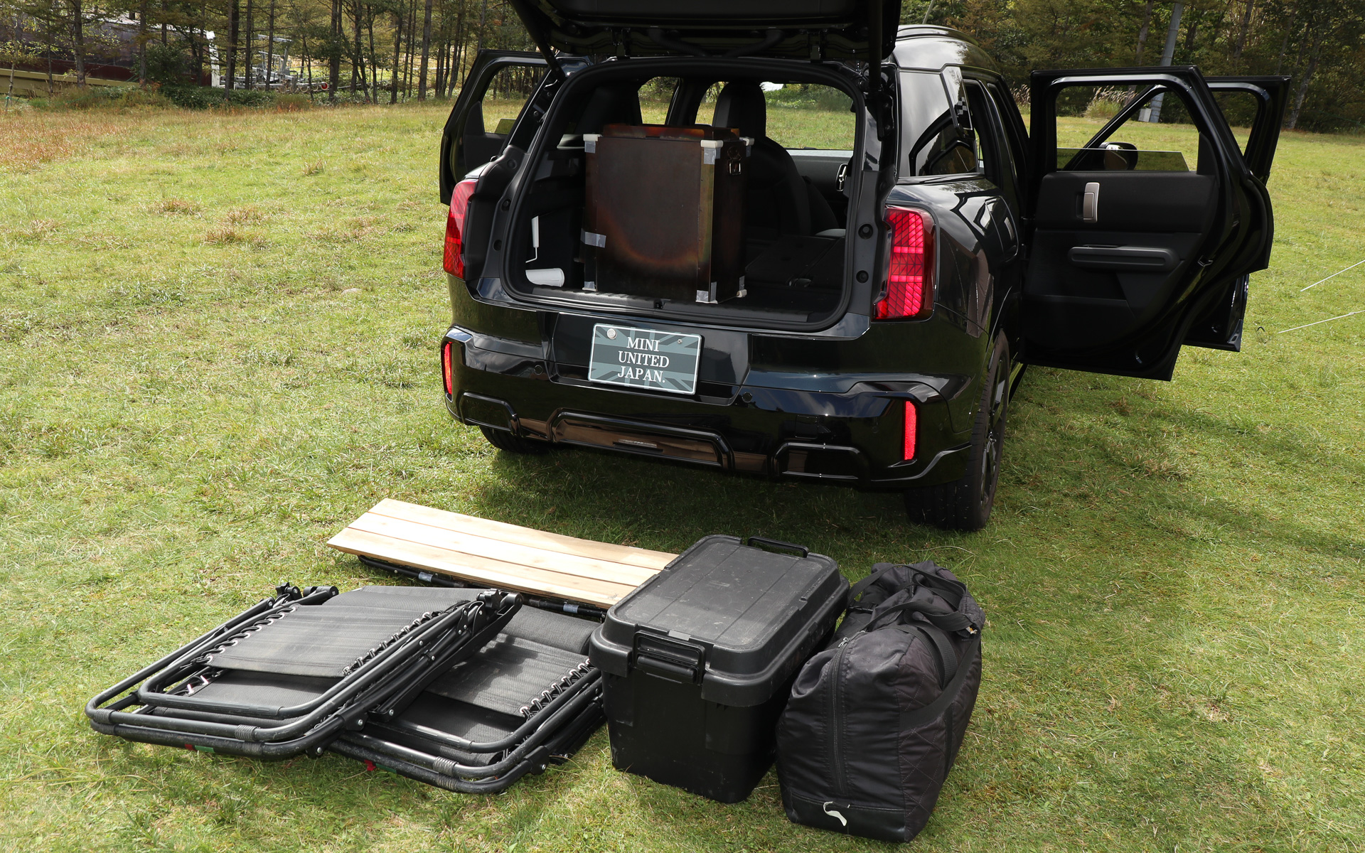 アウトドアでサウナを楽しめる4人収容の「Sotoburo CUBE4」はMINI カントリーマンのラゲッジスペースに収納可能。来場者も実際に体験可能で、収納体験をした人にはプレゼントが贈られた