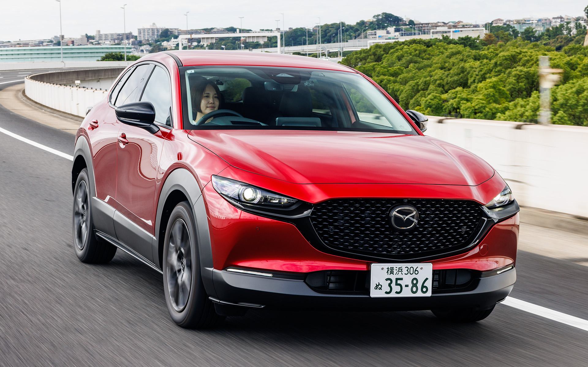 e-SKYACTIV G 2.5を積んだCX-30は、モーターのアシストと排気量アップが効いていて、車体がさらに軽快に、そしてキビキビと動く