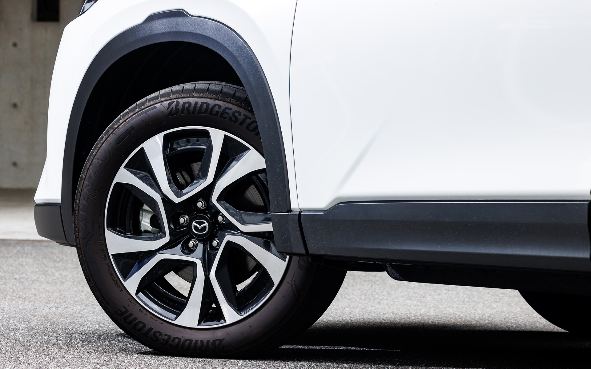 試乗車の装着タイヤはブリヂストンの「アレンザ」でサイズは225/55R19。ホイールは19インチ×7.0Jのアルミホイール（切削加工：ブラックメタリック塗装）