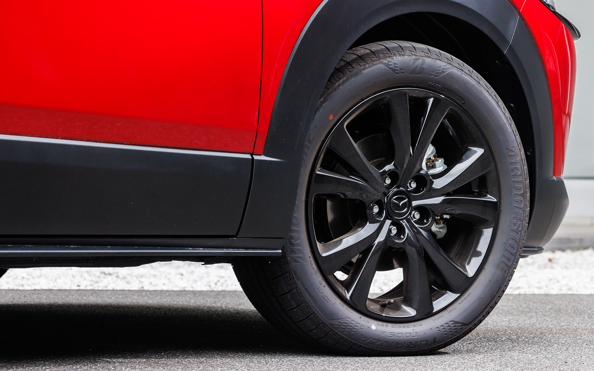 試乗車の装着タイヤはブリヂストンの「トランザT005」でサイズは215/55R18。アルミホイールは18インチ×7.0J（ブラックメタリック塗装）