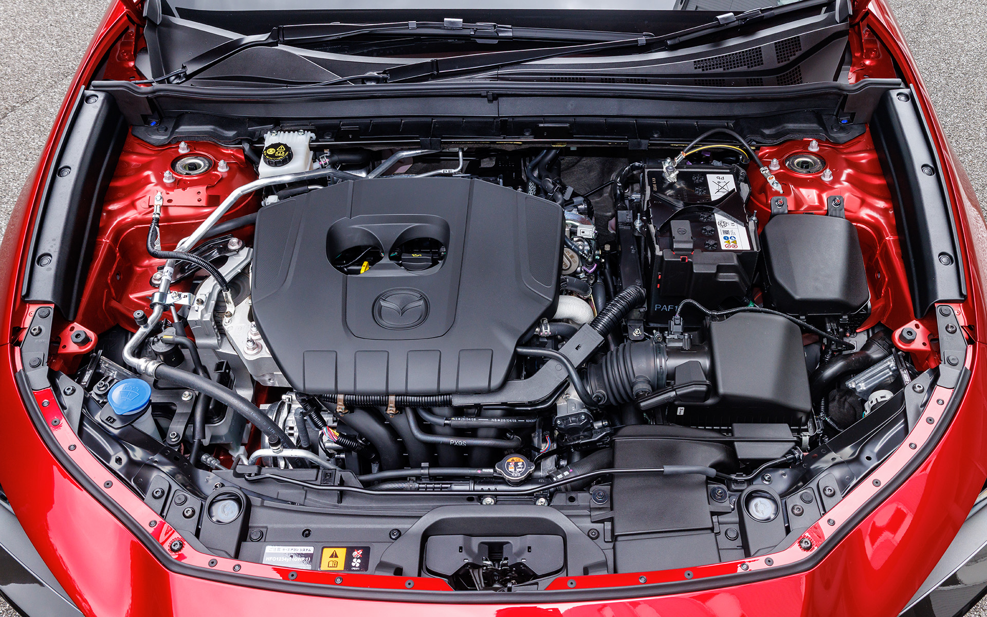 直列4気筒2.5リッターガソリンエンジンはCX-5より最高出力が1PS、最大トルク1Nm高く、最高出力132kW（179PS）/6000rpm、最大トルク238Nm/3750-4000rpmを発生する
