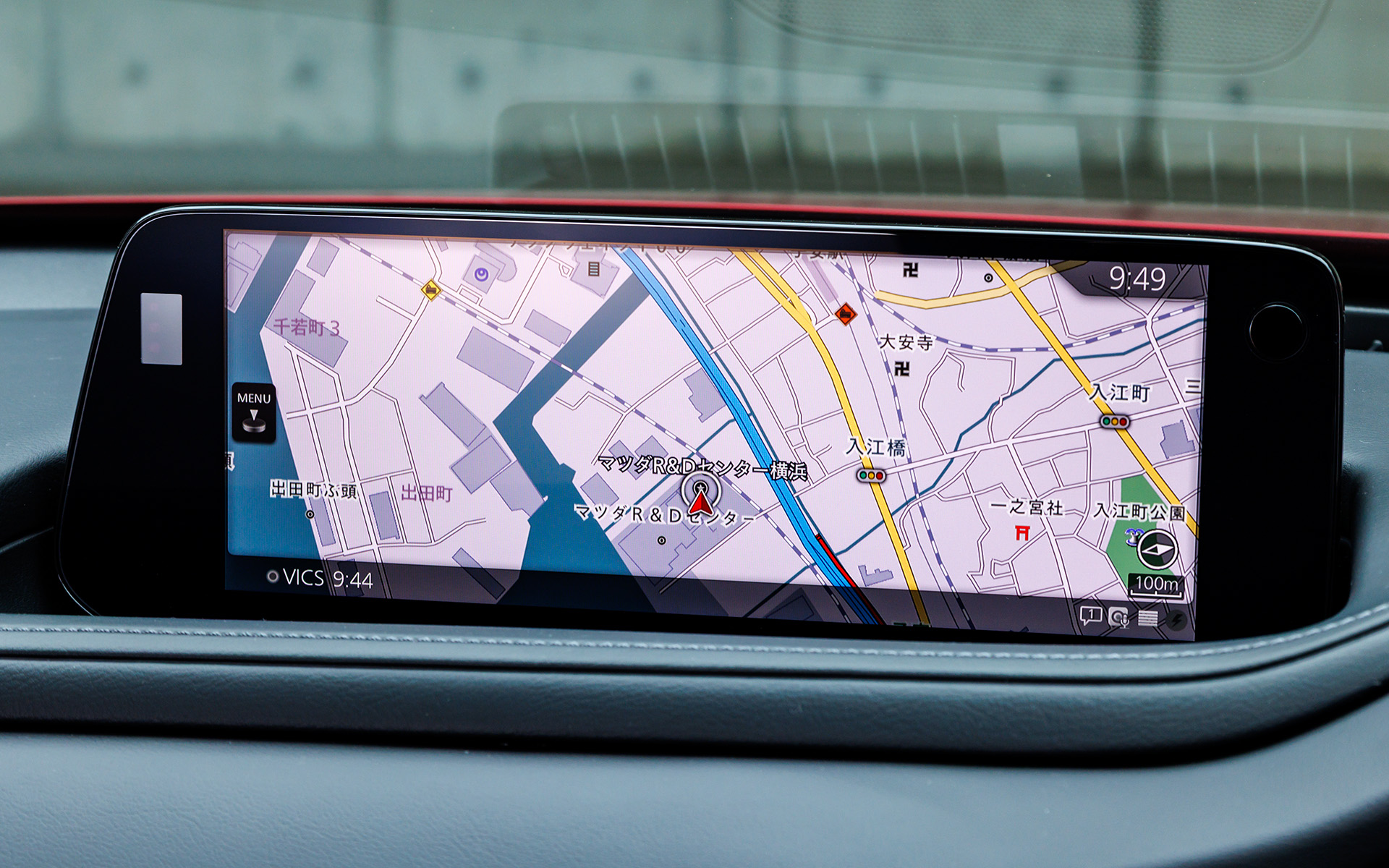 CX-30のディスプレイは横長でタッチパネルではないが、Apple CarPlayなどのスマートフォン連携も可能なので利便性はよい