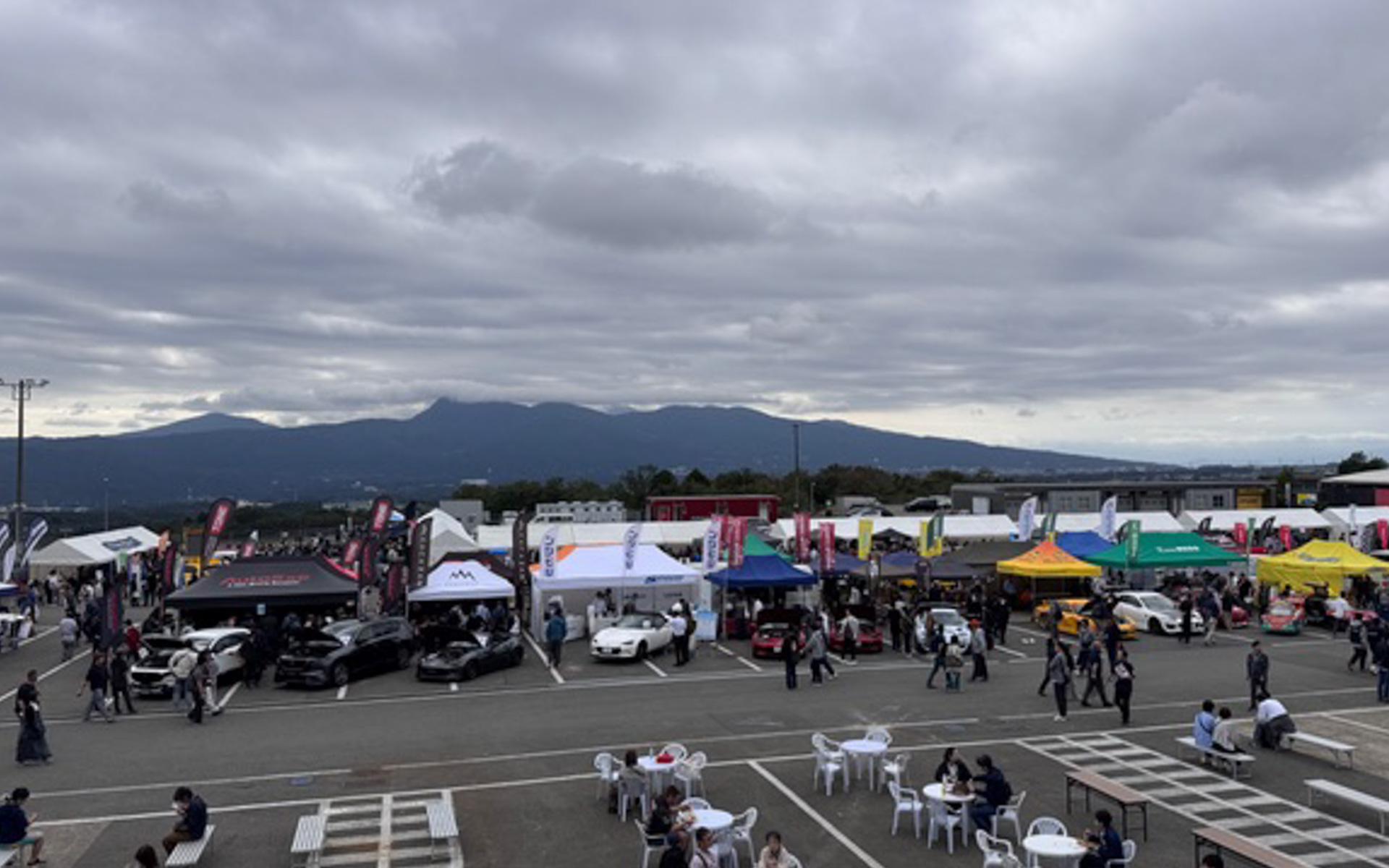 朝一番からすでにゲートが渋滞するほどだったマツダファンフェスタ2026。このあとお昼前にはこの場所が人・人・人で賑わっていました