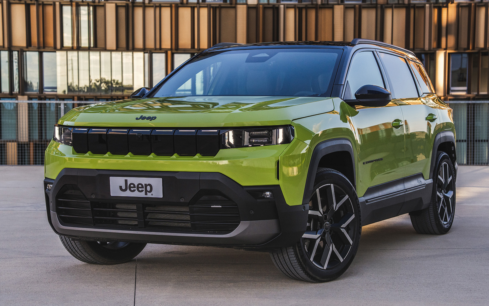 新型「コンパス」。写真は専用ボディカラー「Hawaii（ハワイ）」を採用する限定車「Compass The First Edition」