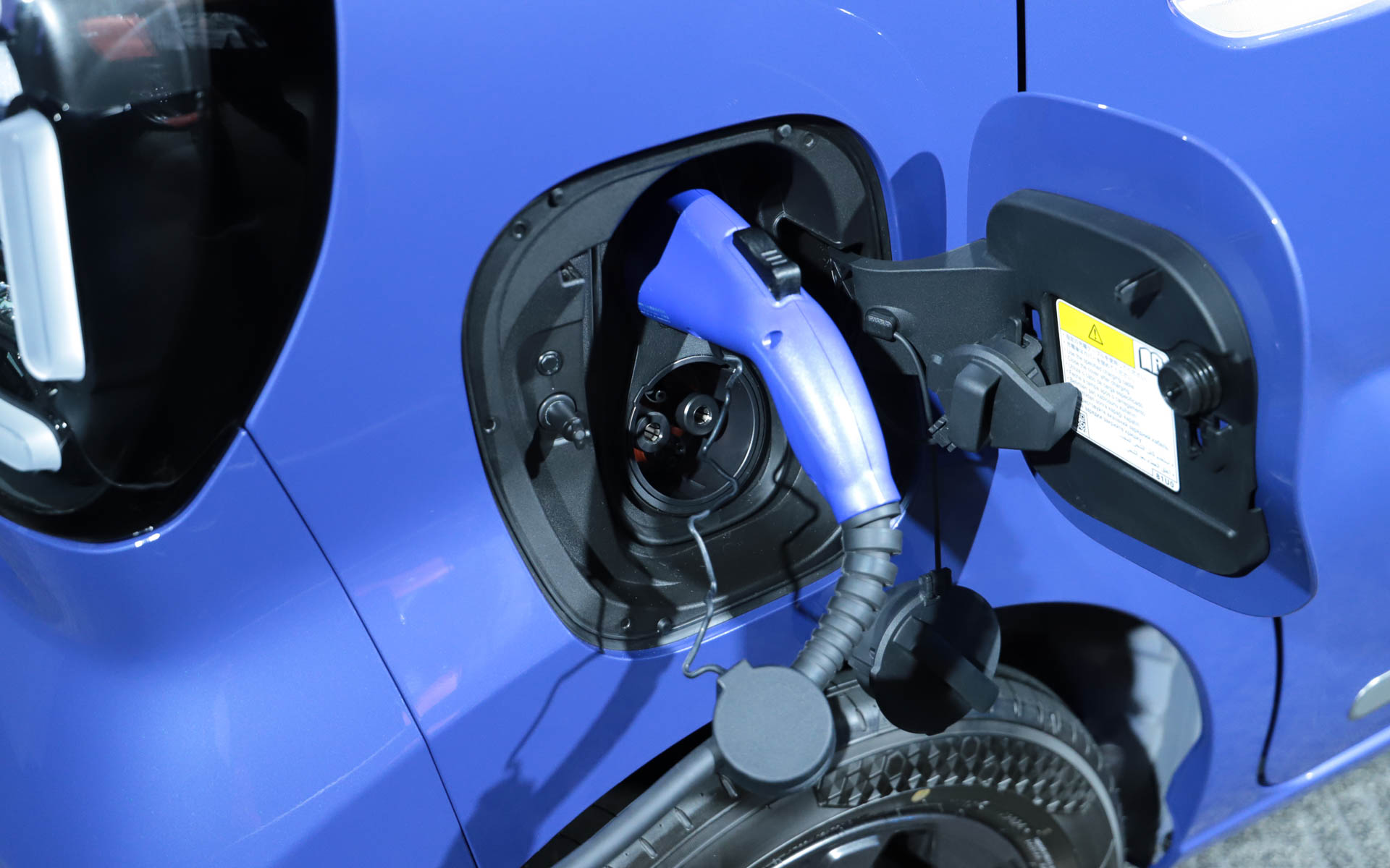 充電口は、ガソリン車の給油口と同じ位置。普通充電でバッテリ残量警告灯が点灯した時点から満充電までの充電時間は、3kWで約8時間、6kWで約4.5時間。XとGは50kWの急速充電に対応し、バッテリ残量警告灯が点灯した時点から充電量80％までの充電時間は約25分