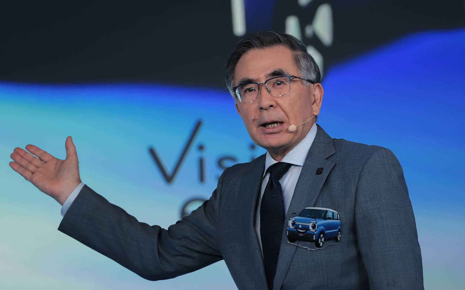 2023年と2025年のジャパンモビリティショーに参考出品車として展示した「eWX」「Vision e-Sky」の2台のEVコンセプトモデルについて話す鈴木氏