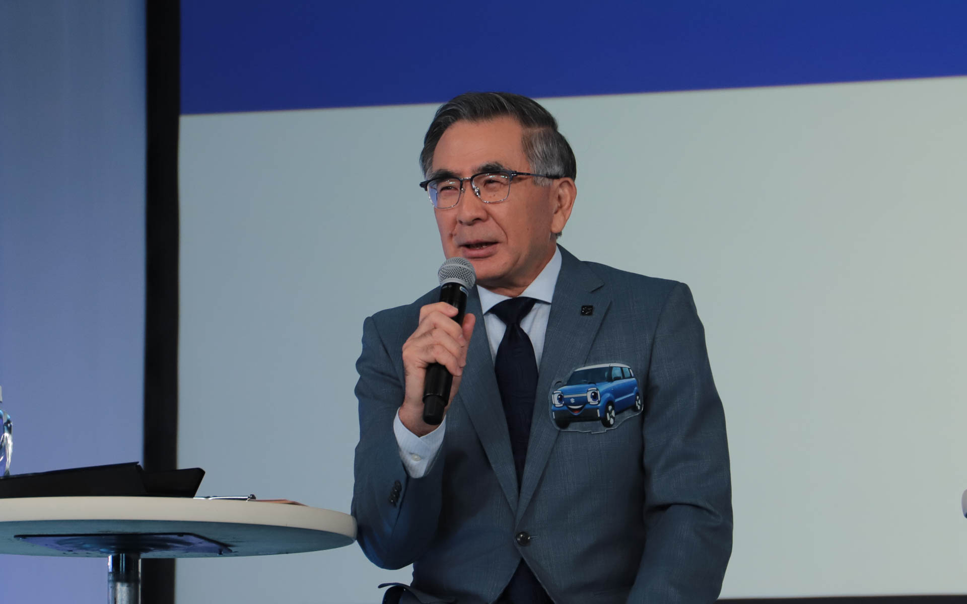 独特の節回しで質問に答える鈴木俊宏氏