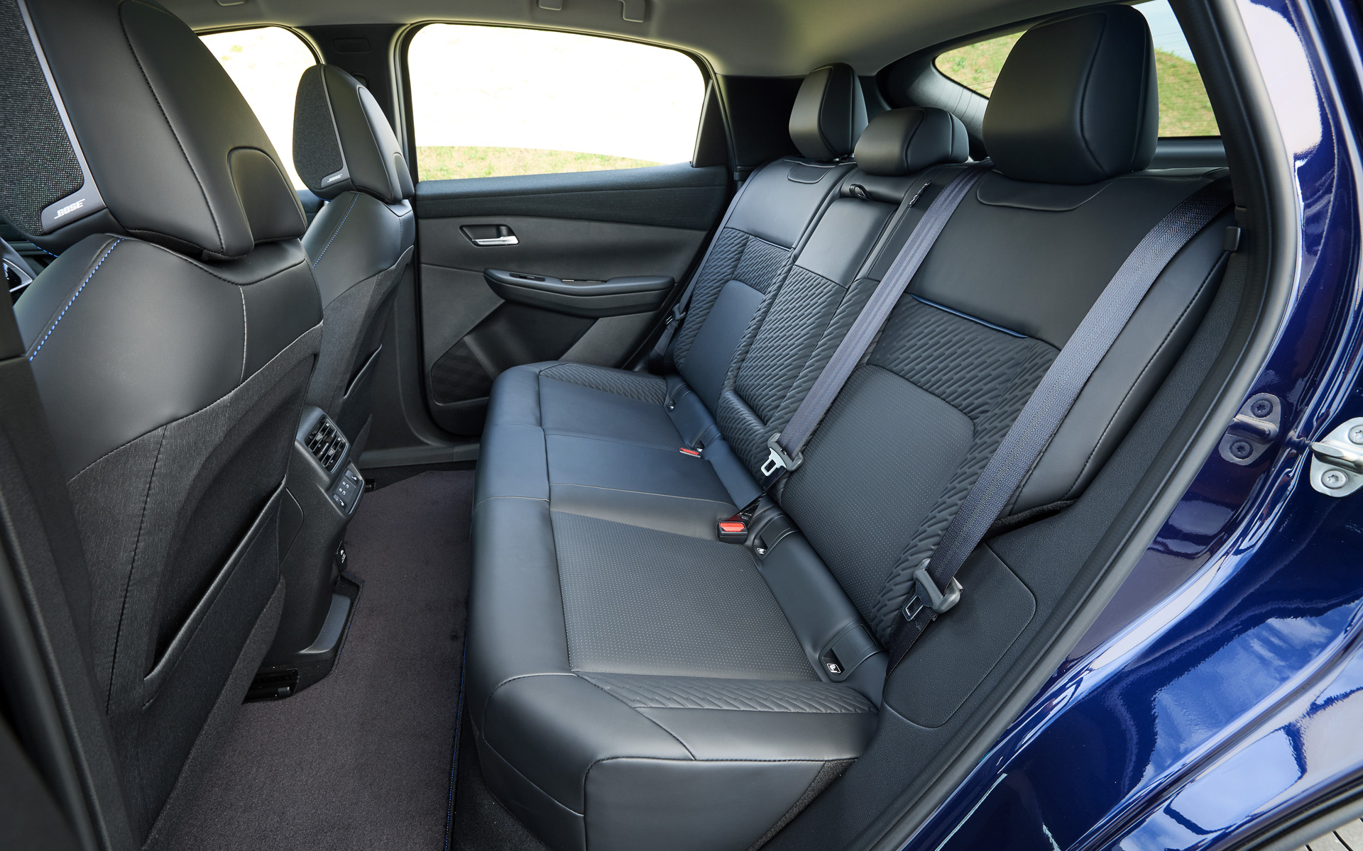 専用の3点式ブラックシートベルトも採用して、車内をブラック基調でコーディネート