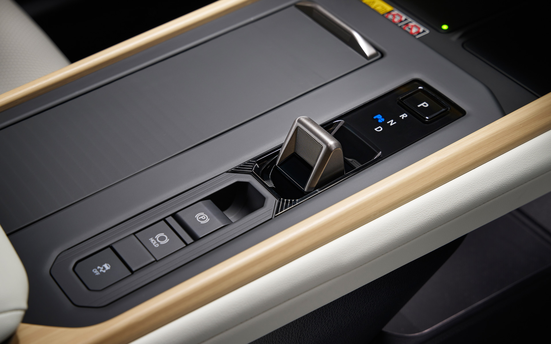 シフトセレクターは一方向操作方式の「エレクトロシフトマチック」となる