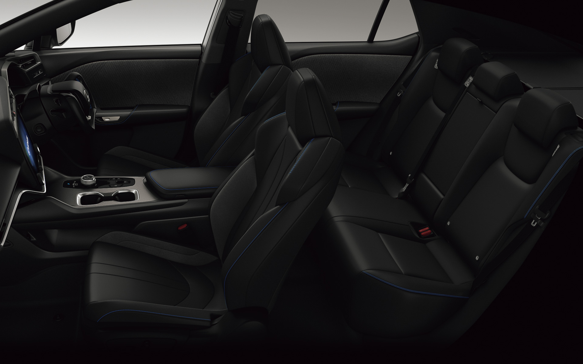 “F SPORT”の内装色は専用の「ブラック＆ダークグレー」。シートはブルーステッチを用いるL Tex スポーツシートを装備する
