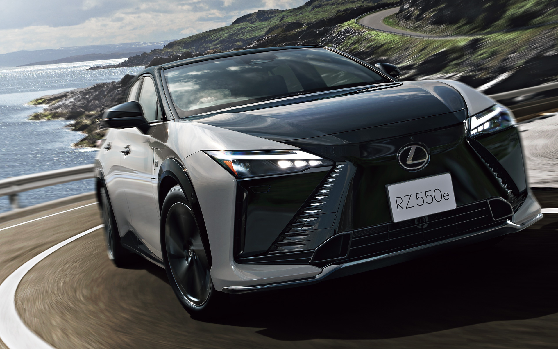 「インタラクティブマニュアルドライブ」を選択するとエンジンを模したサウンドが車内に響き、パドルシフトで8速の仮想有段ギヤを選択肢ながらクルマと一体感のあるドライビングが楽しめる