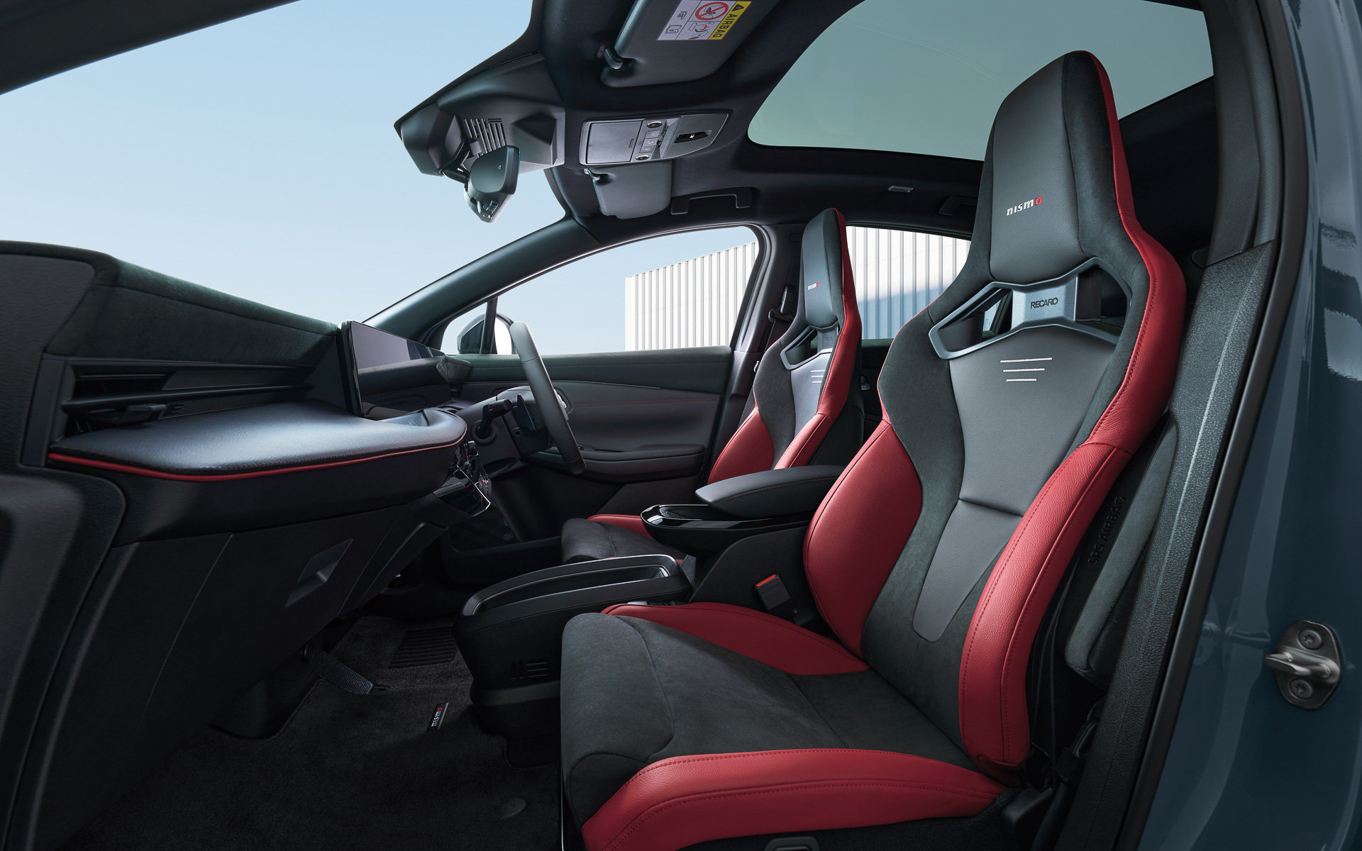 専用シートを装着する「B7 NISMO RECARO装着車」