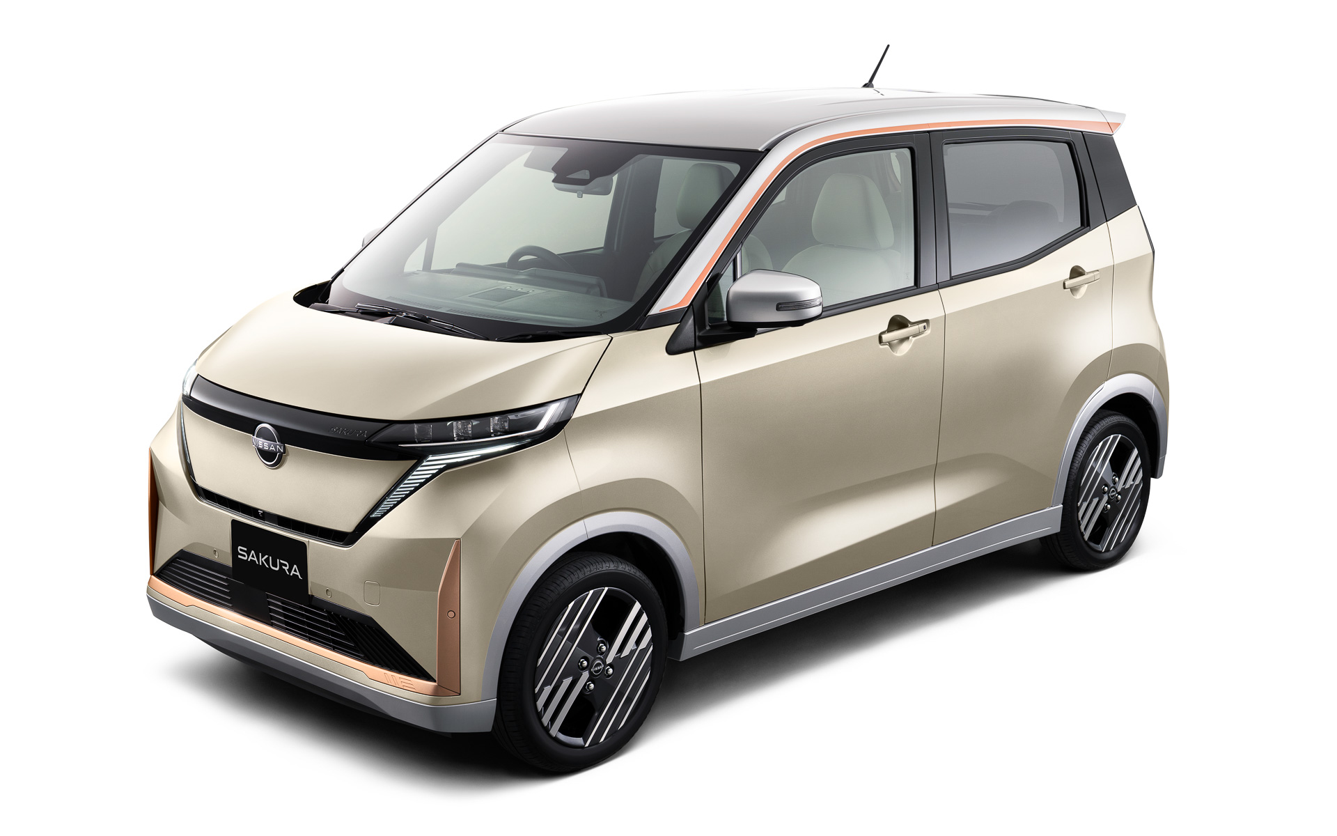 サクラ G。ボディカラーは「フローズンバニラ・スターリングシルバー」