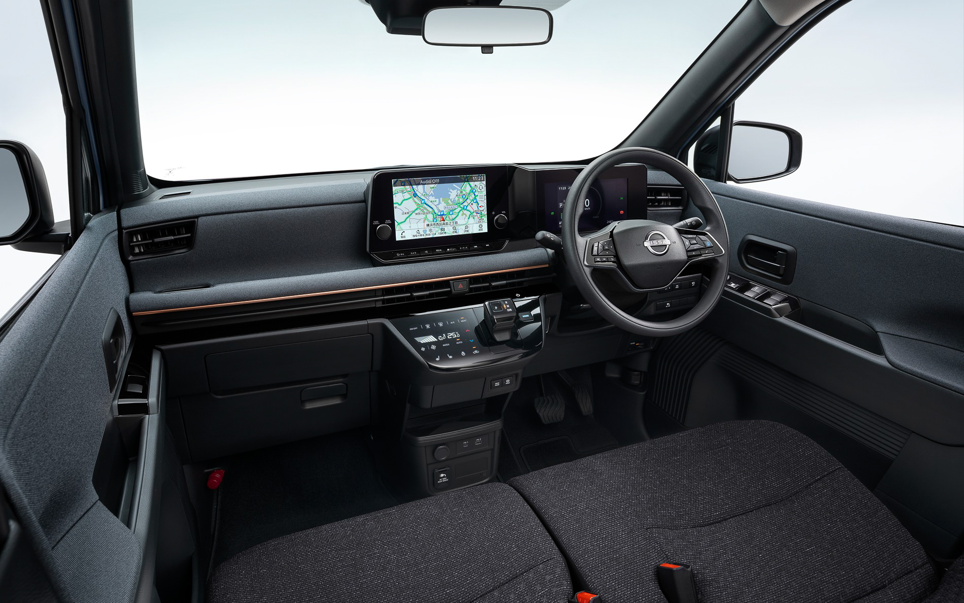 9インチワイドディスプレイの「EV専用Nissan Connectナビゲーションシステム」はGグレードで標準装備。そのほかのグレードはオプション設定となる