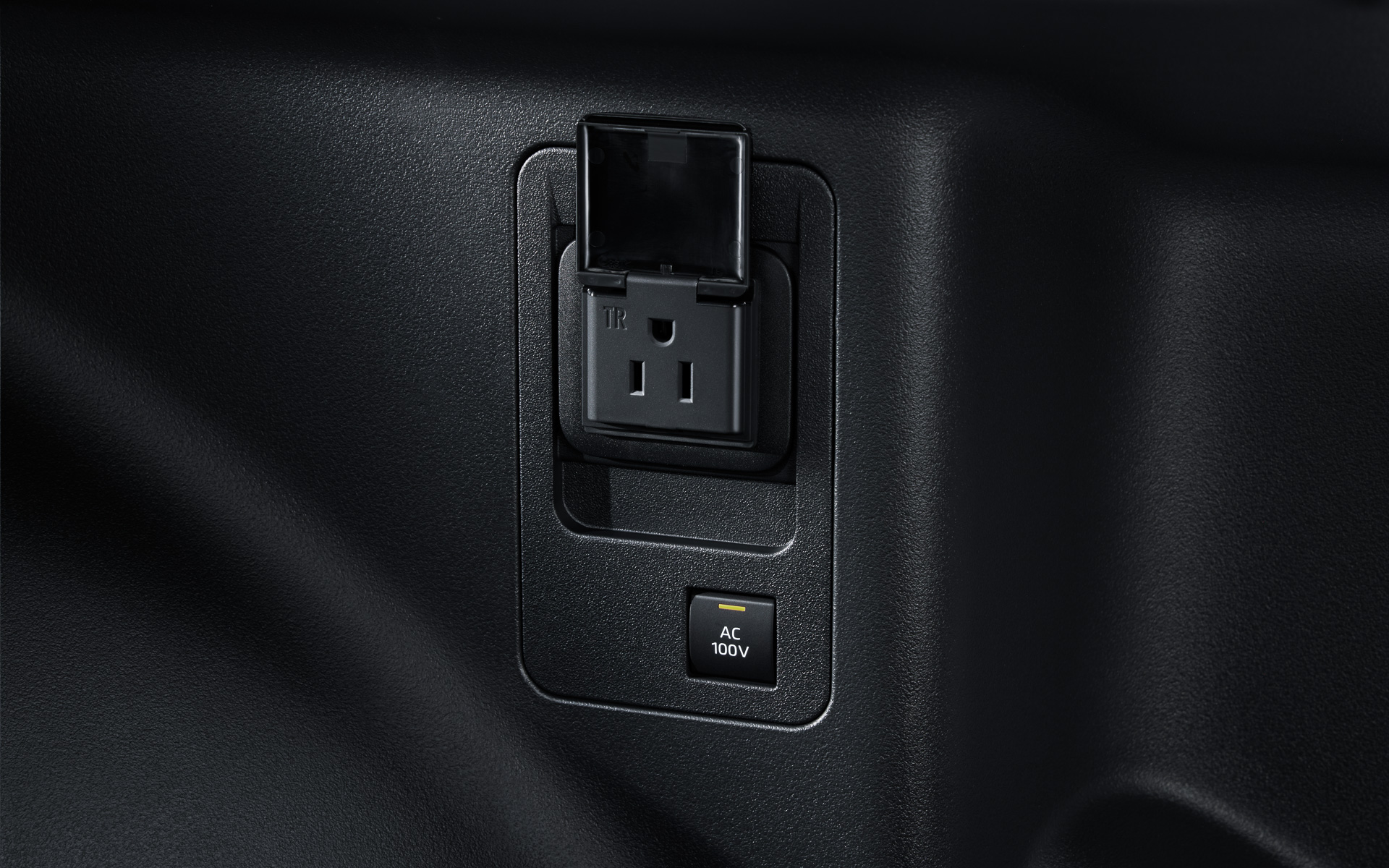 ラゲッジスペースに荷物を固定するフック類やAC100V/1500W出力のアクセサリーコンセントプなどを採用