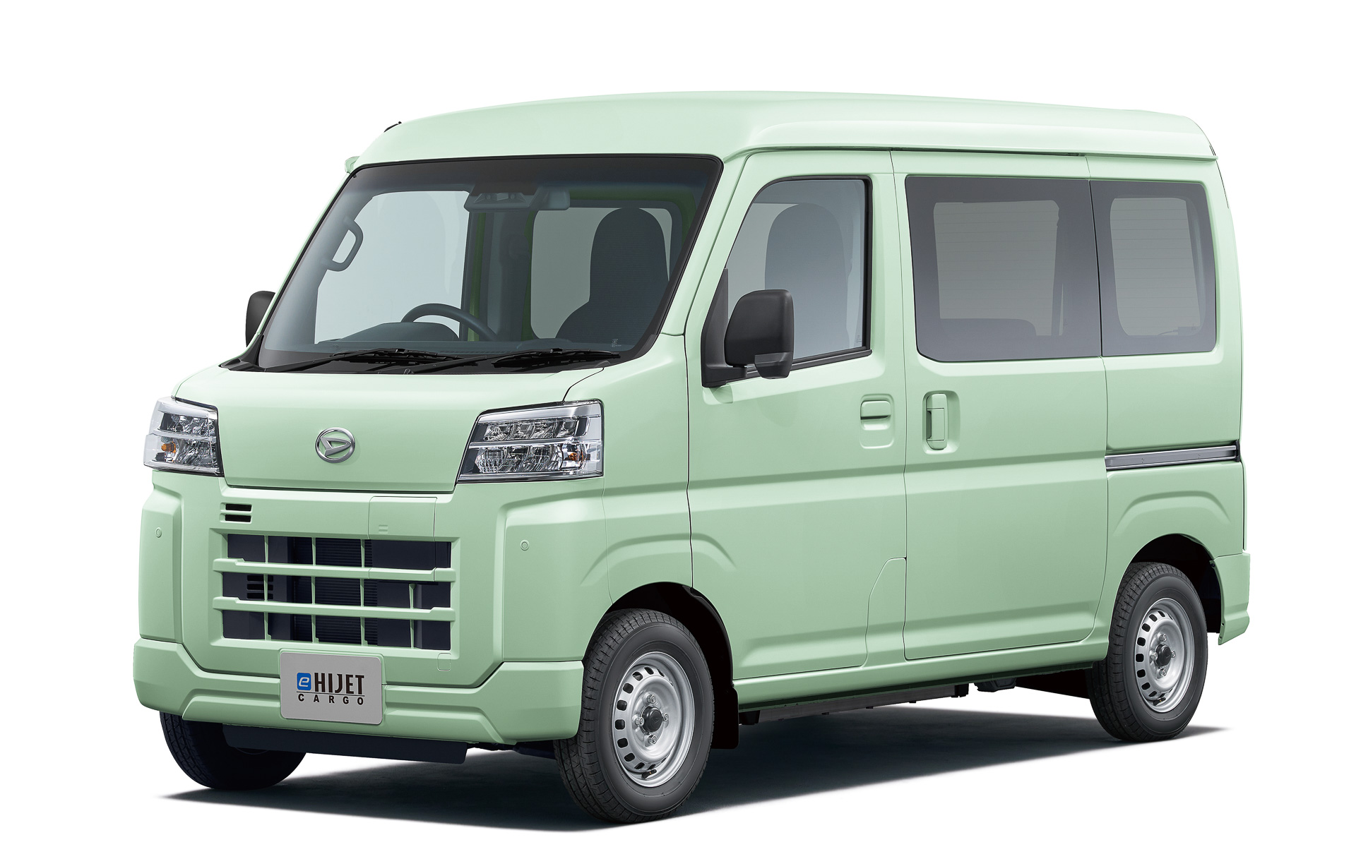 e-ハイゼット カーゴでは「アイスグリーン」（左）、「ブライトシルバーメタリック」（右）、「ホワイト」の3色をボディカラーとして設定