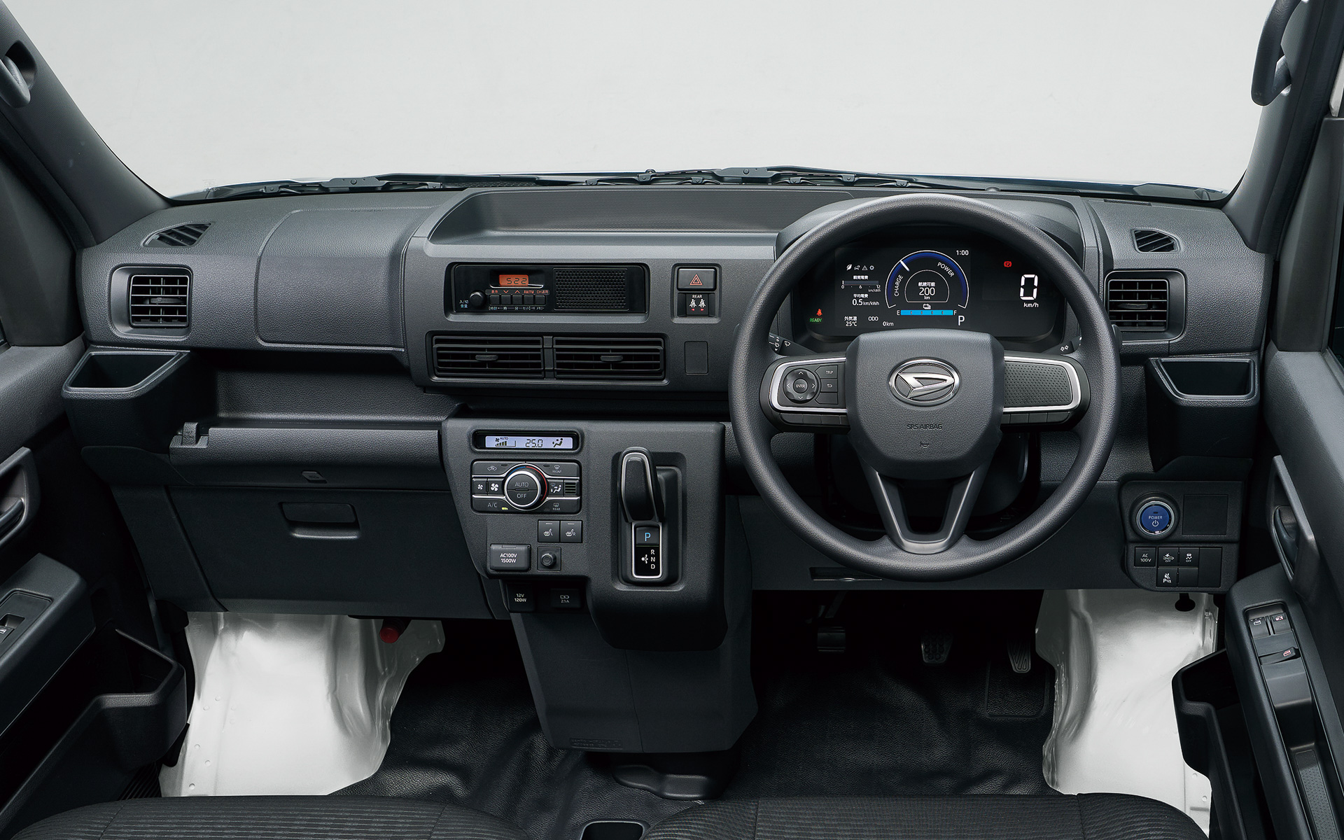 e-ハイゼット カーゴ 4シーターの車内。シフトセレクターは全車「エレクトロシフトマチック」となり、「7インチTFTカラー液晶メーター」をデジタルメーターとして採用