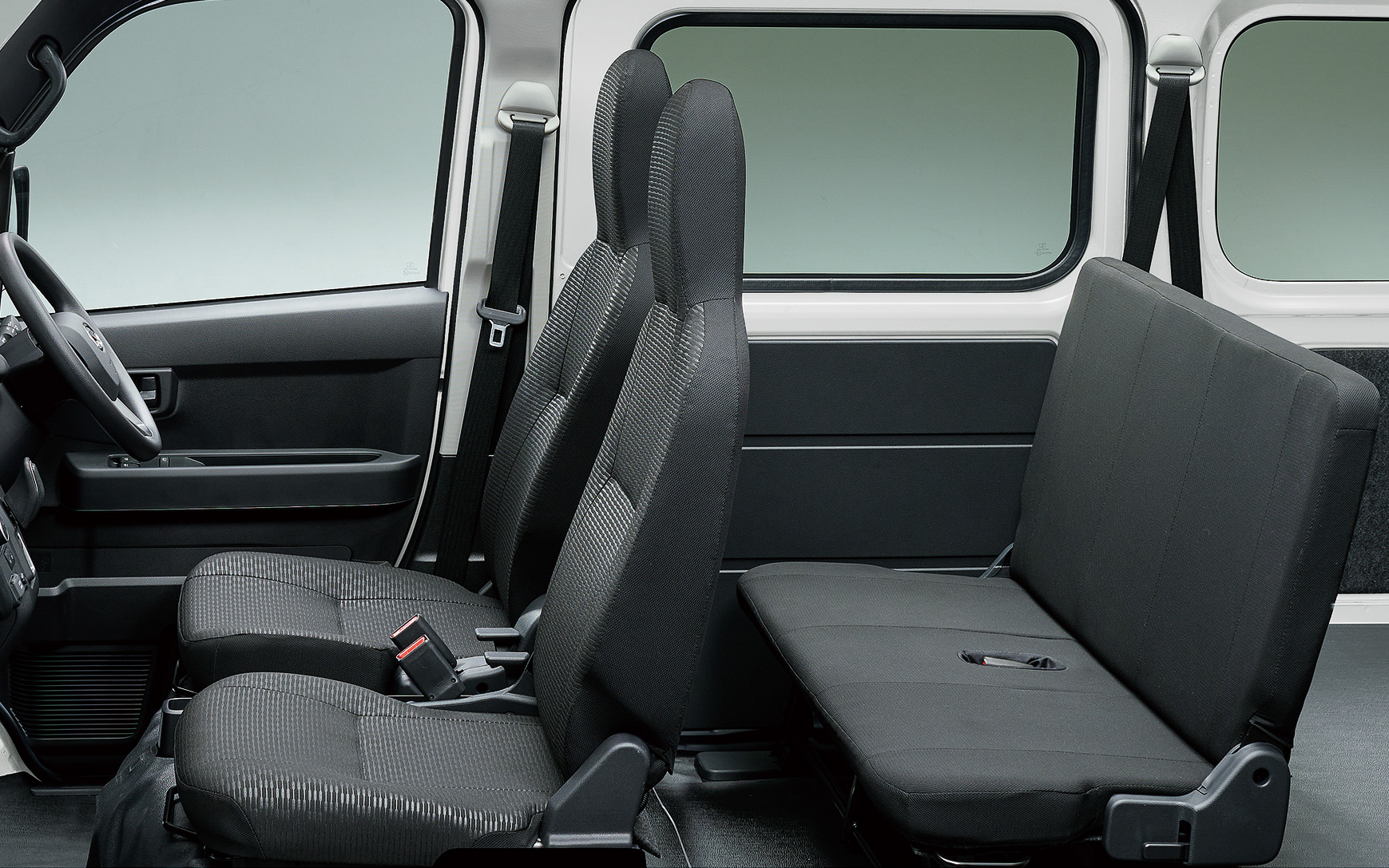 e-ハイゼット カーゴ 4シーターの車内。シフトセレクターは全車「エレクトロシフトマチック」となり、「7インチTFTカラー液晶メーター」をデジタルメーターとして採用