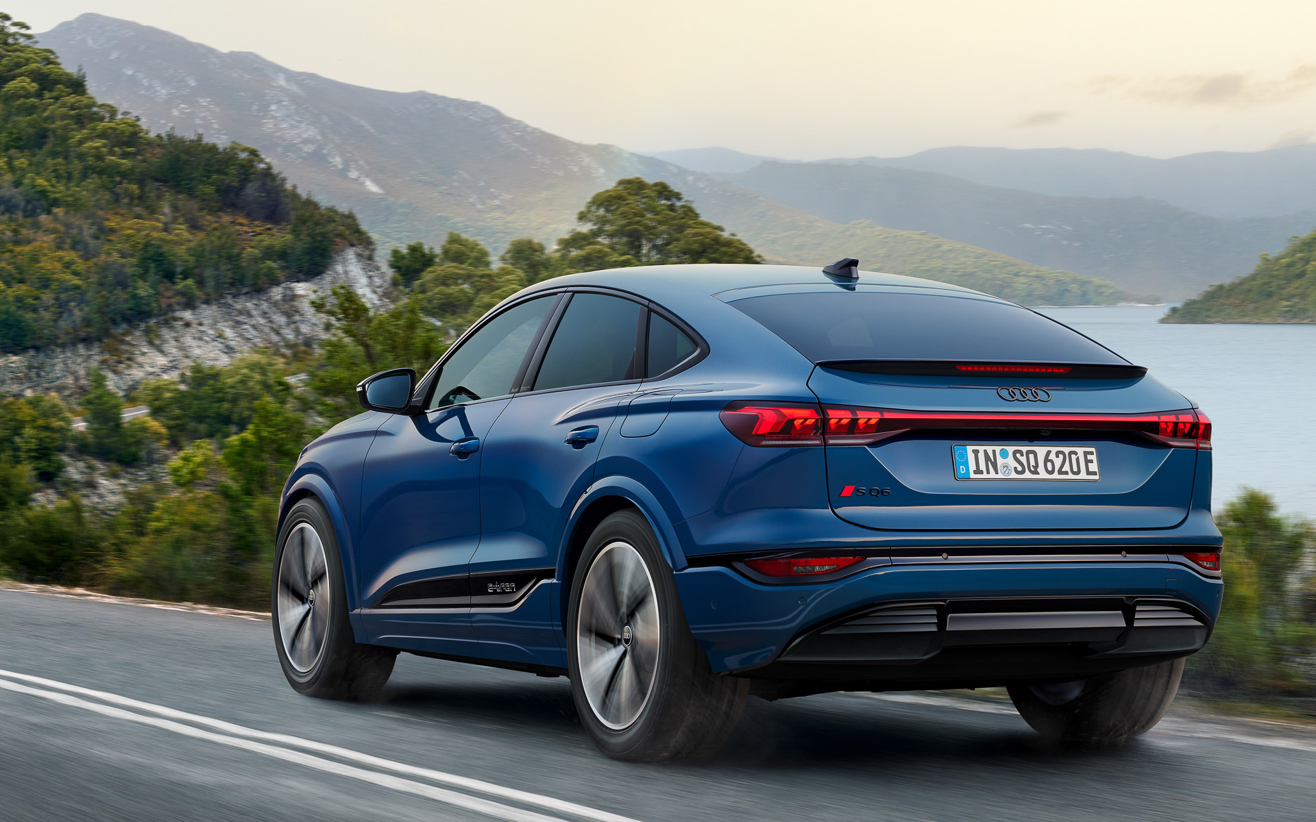 SQ6 Sportback e-tronは全幅が25mm拡大し、全高が30mm低下。ボディサイズは4770×1965×1630mm（全長×全幅×全高）となる