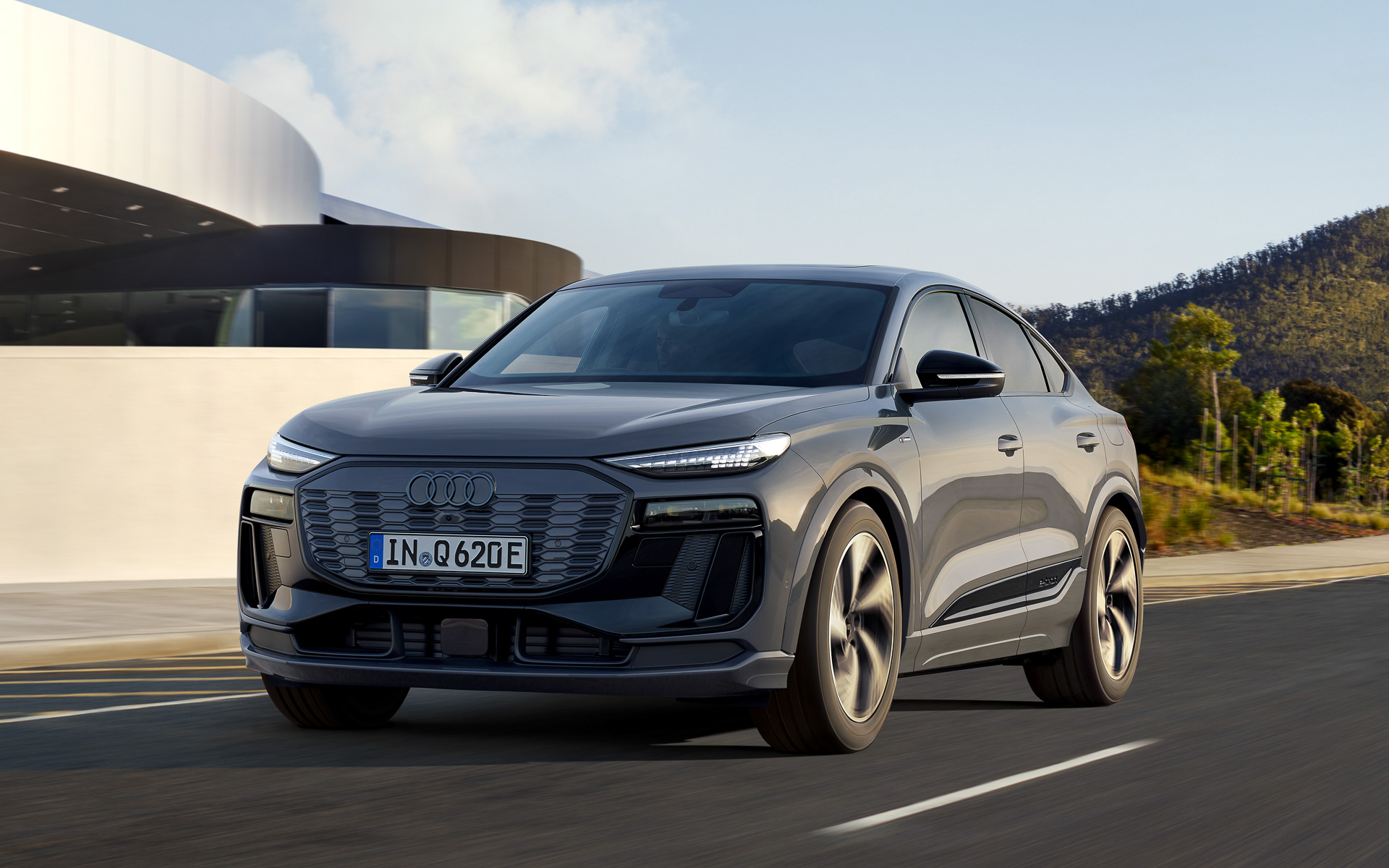 一充電走行距離（WLTCモード）は後輪駆動のQ6 Sportback e-tronで582km。Q6 Sportback e-tron quattroのレンジプラスパッケージ装着車は751kmを達成する