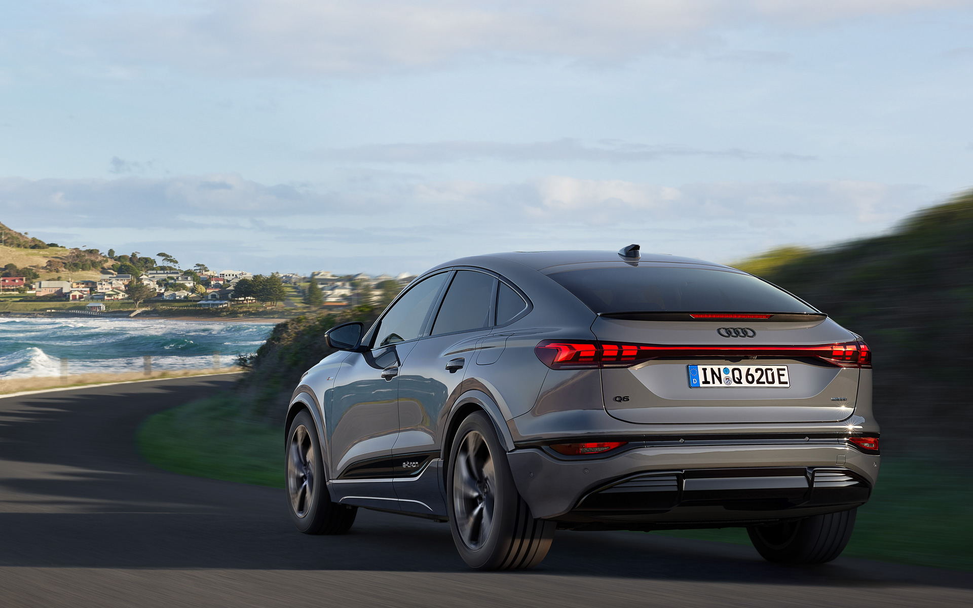 一充電走行距離（WLTCモード）は後輪駆動のQ6 Sportback e-tronで582km。Q6 Sportback e-tron quattroのレンジプラスパッケージ装着車は751kmを達成する