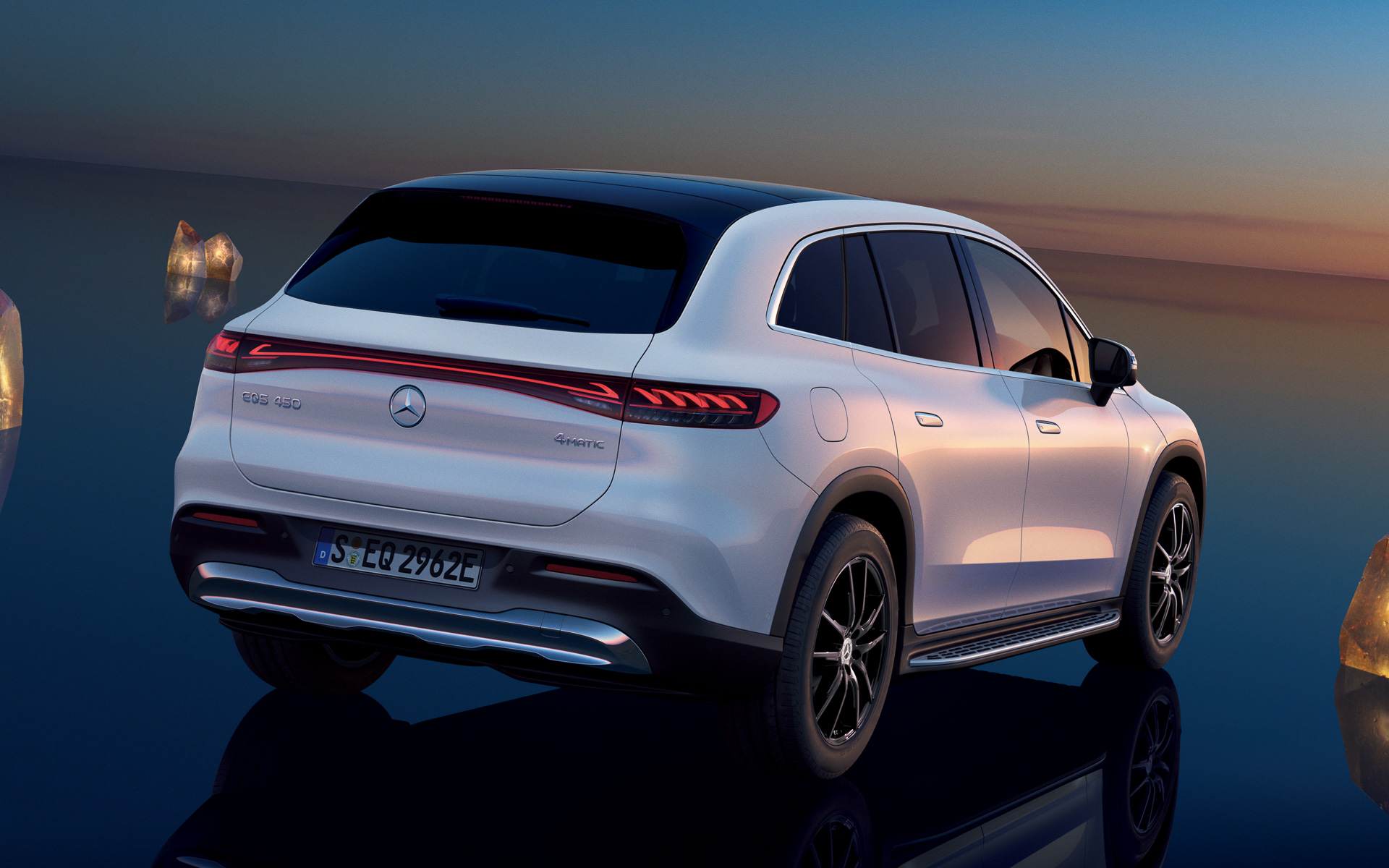 「EQS 450 4MATIC SUV」のボディサイズは5130×2035×1725mm（全長×全幅×全高）、ホイールベースは3210mm。「EQS 580 4MATIC SUV Sports」は全長が5135mmとなる