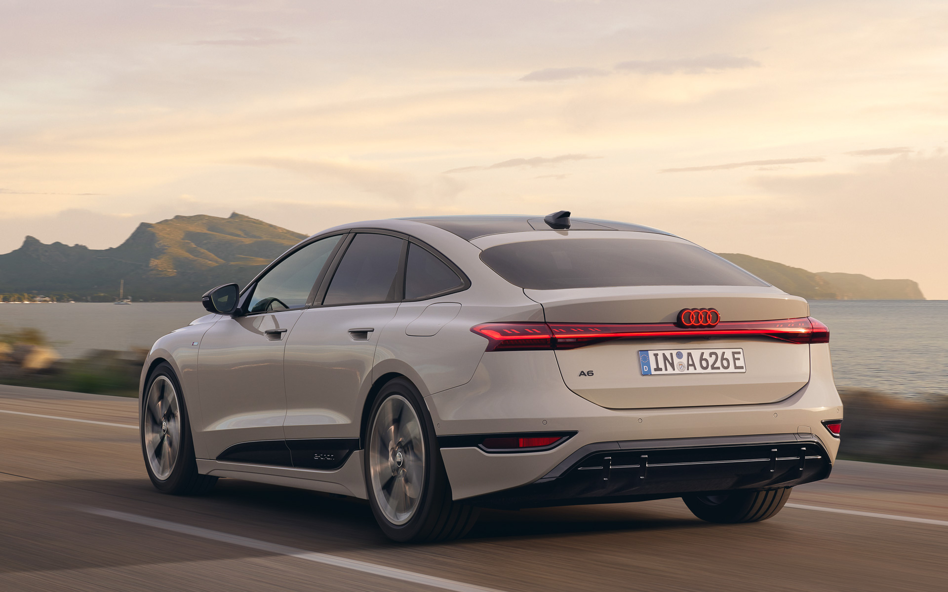 A6 Sportback e-tronの0-100km/h加速は5.4秒、最高速は210km/h。一充電走行距離（WLTCモード）は769kmで、「レンジプラスパッケージ」を装着した場合は846kmまで向上する