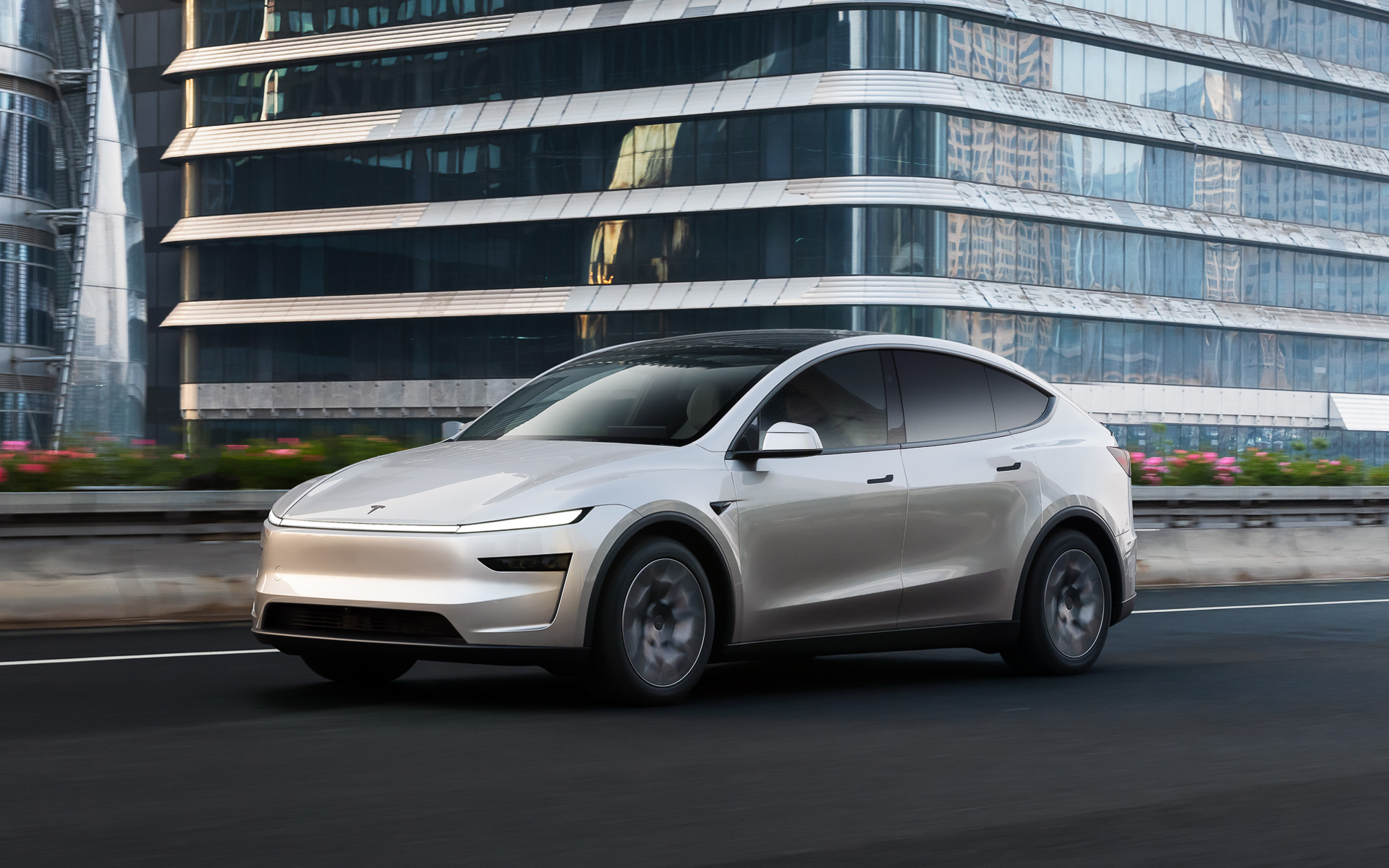 フロントに最高出力158kW、最大トルク240Nm、リアに最高出力220kW、最大トルク350Nmを発生する駆動用モーターを搭載して4輪を駆動。0-100km/h加速は5.0秒