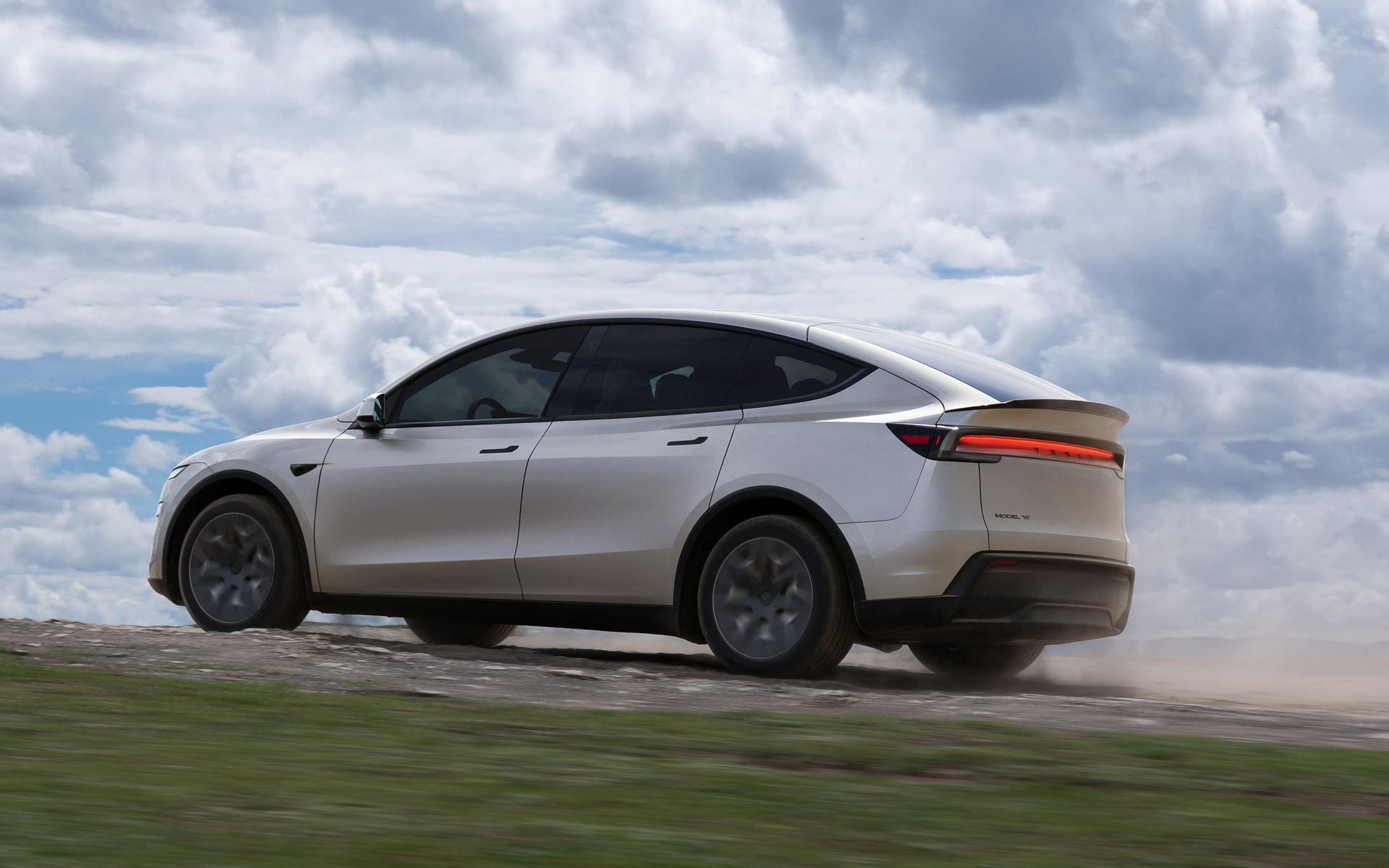 フロントに最高出力158kW、最大トルク240Nm、リアに最高出力220kW、最大トルク350Nmを発生する駆動用モーターを搭載して4輪を駆動。0-100km/h加速は5.0秒