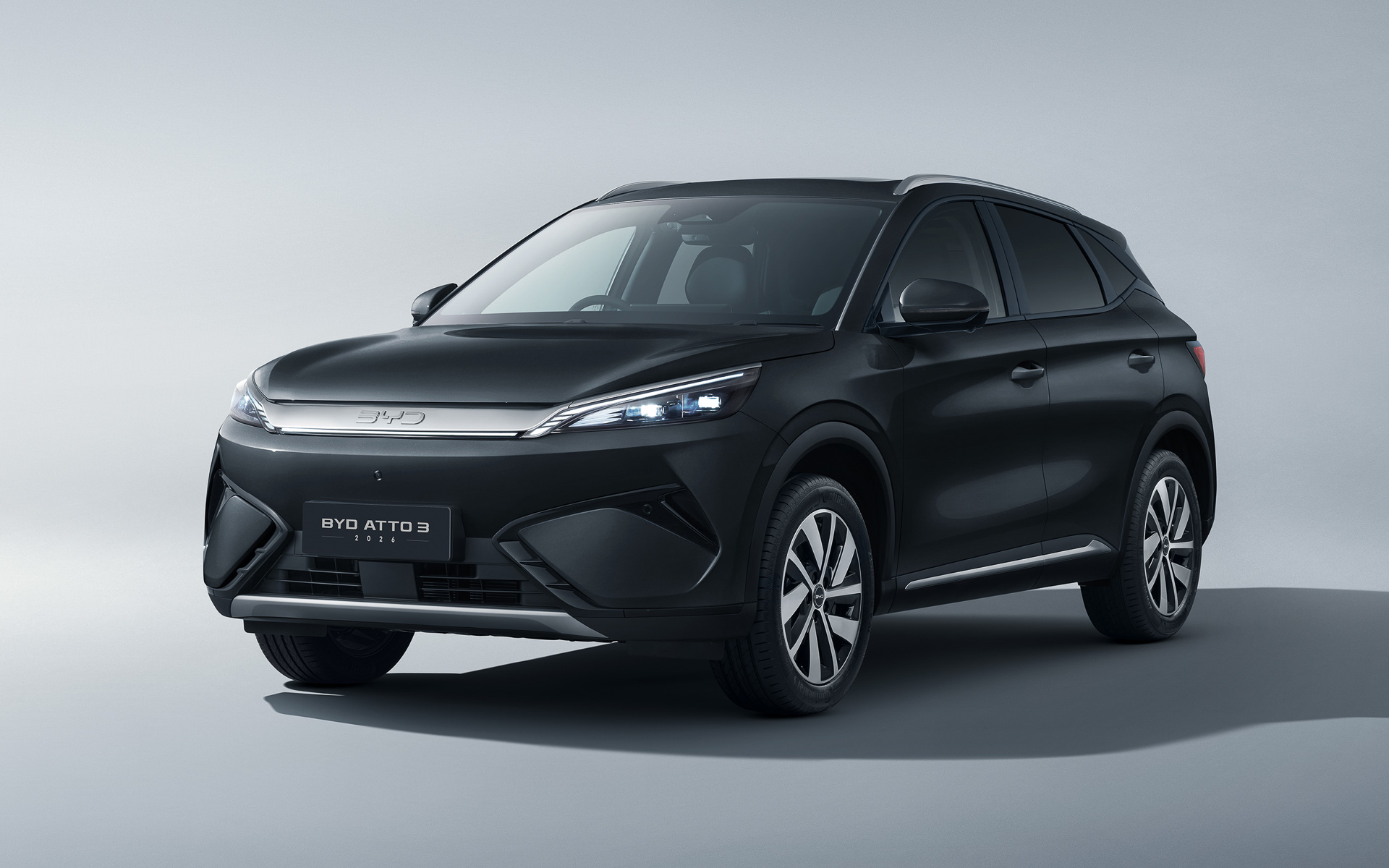 ボディサイズは4455×1875×1615mm（全長×全幅×全高）、ホイールベースは2720mm、車両重量はRWDが1880kg、AWDが1990kg
