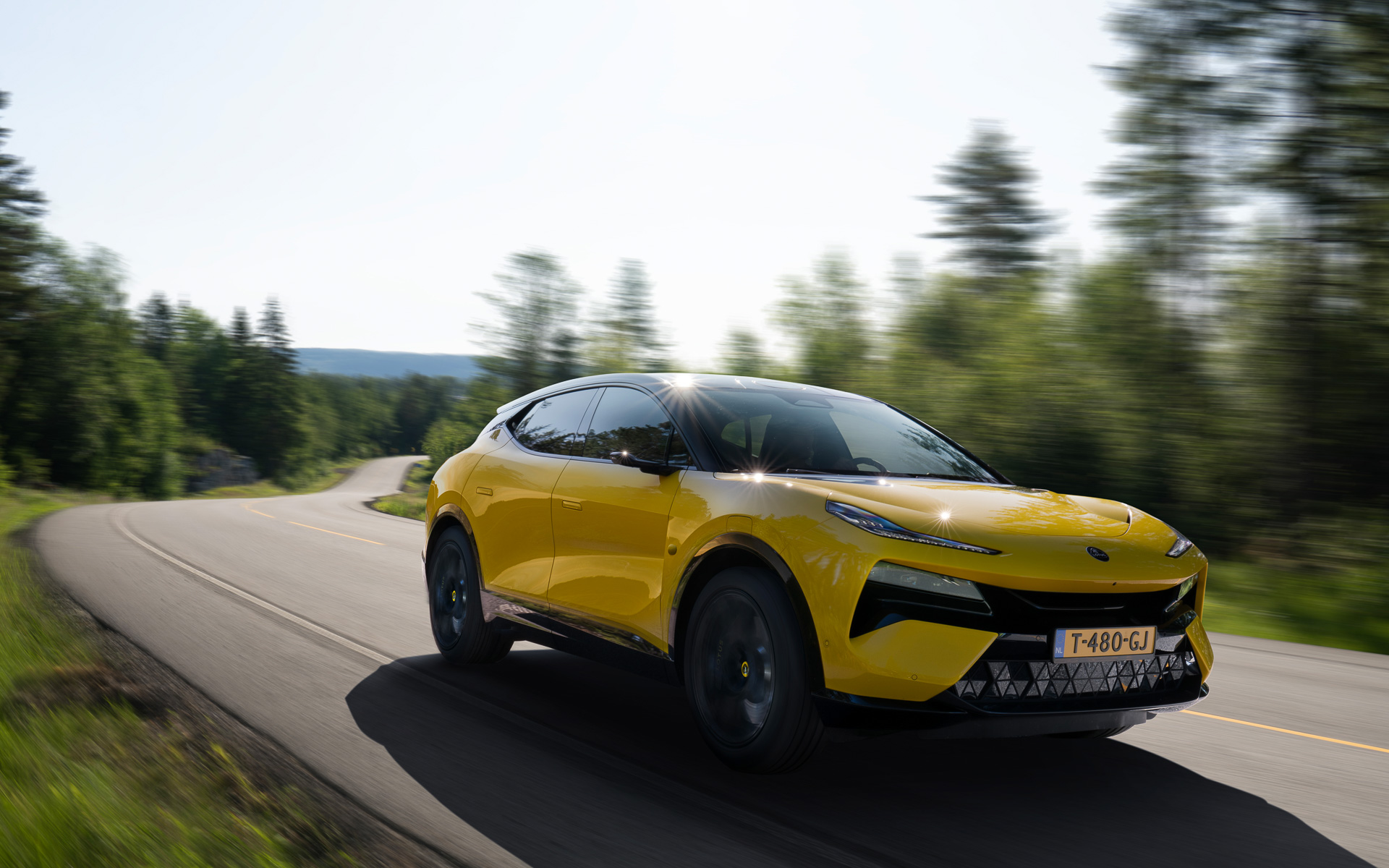 車体の前後にモーターを搭載する電動4WDを全車で採用。900シリーズの最高速は256km/h、0-100km/h加速は2.95秒となっている
