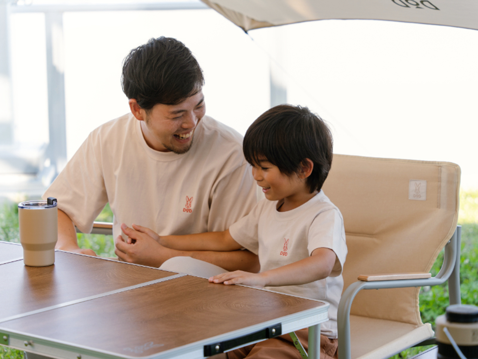 2人で座ってもゆったりくつろげるワイド座面