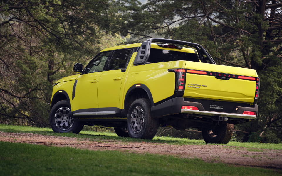 Nissan Frontier Pro, вид сзади