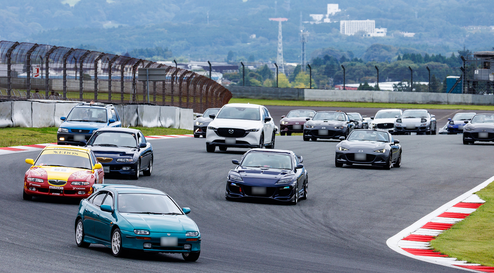 自分のマツダ車でコースを走行