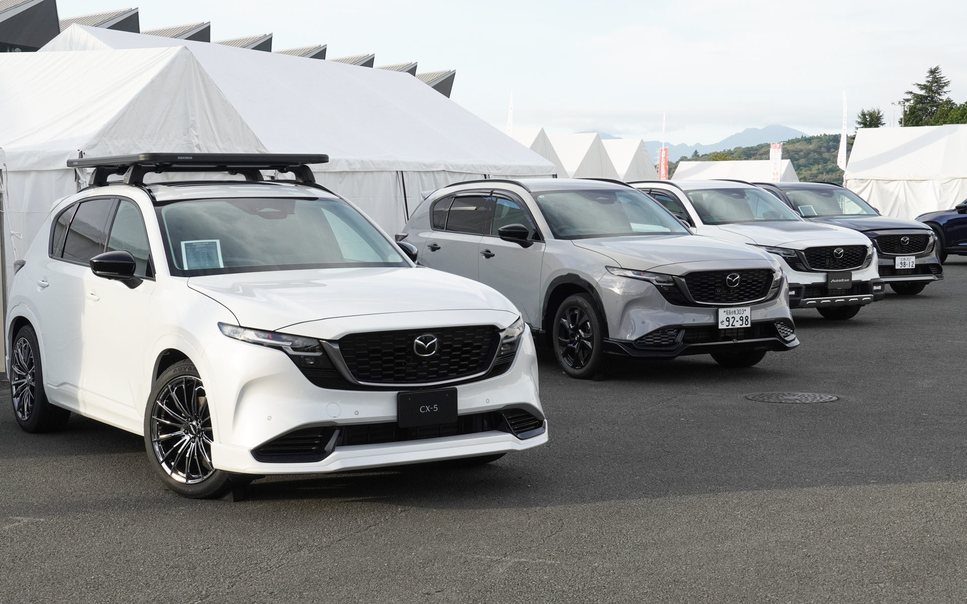 車両の展示はCX-5が主役。さまざまなアクセサリーを装着したCX-5