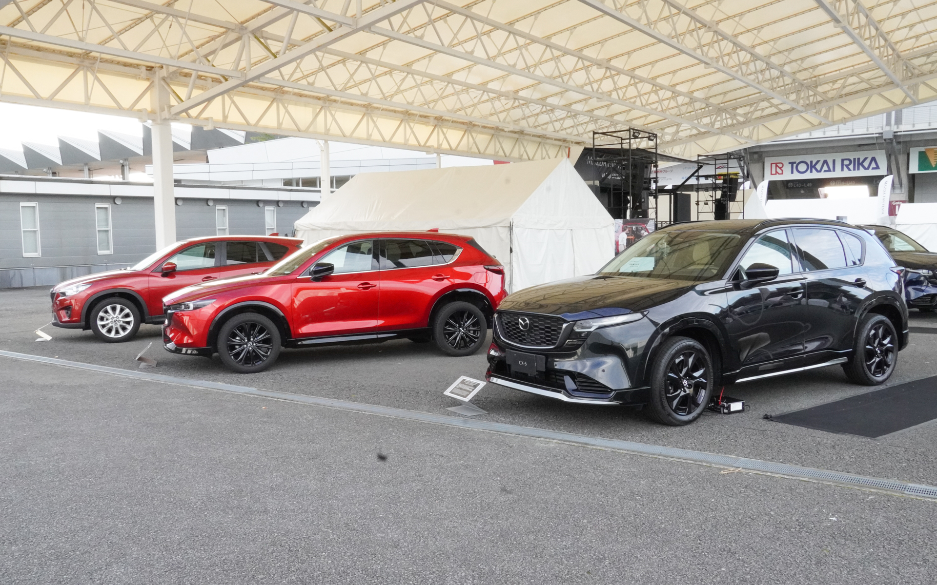 手前の現行CX-5は欧州仕様の左ハンドル