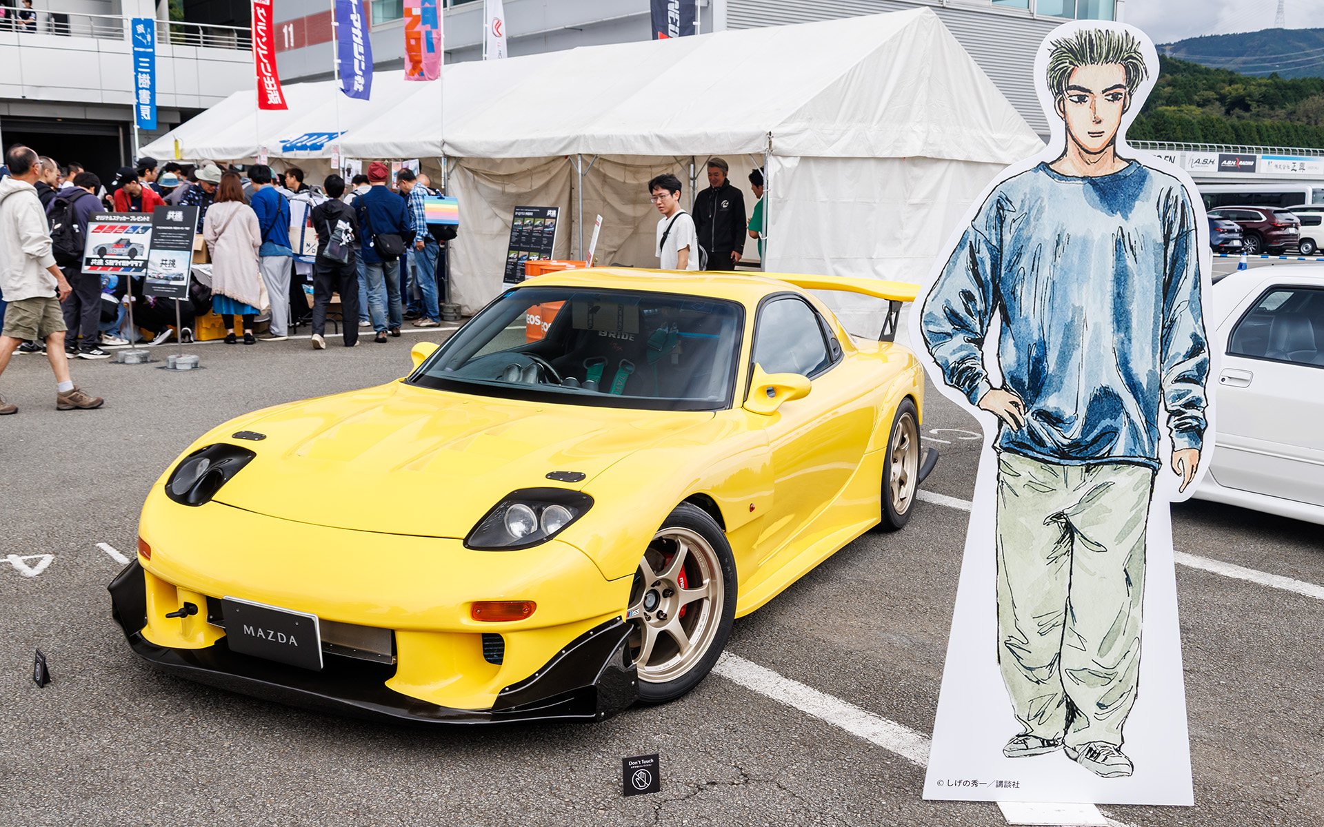 イニシャルDの車両展示。弟の高橋啓介のFDで固定ライト化した姿を再現