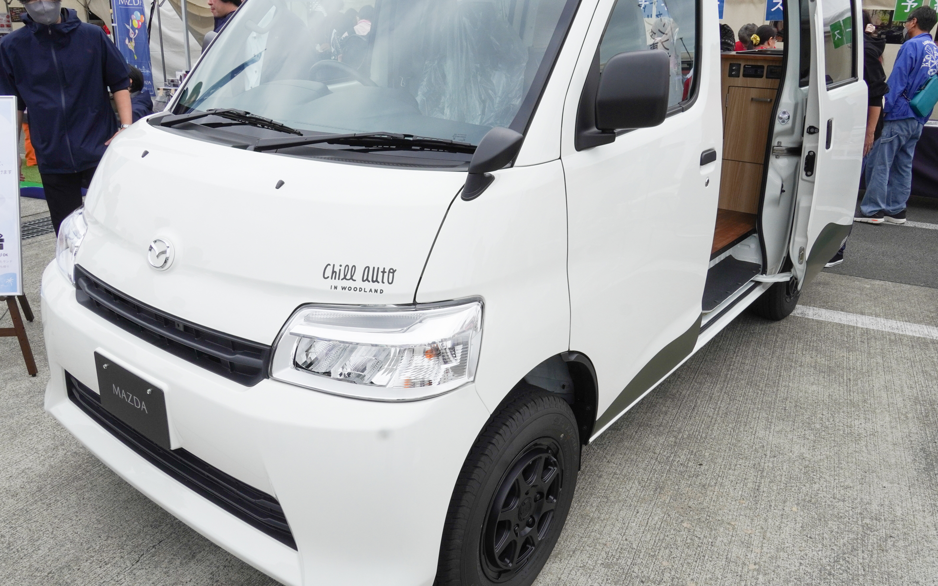 マツダオートザム松本が手掛けるキャンピングカー。現行のボンゴをベースに長野県産の木を使用。同社のキャンプ場の紹介も行なっていた