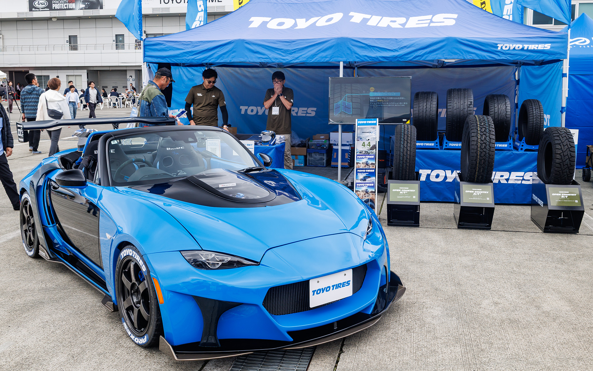トーヨータイヤではプロクセスを履いたデモカーを展示。後方にはOPEN COUNTRYシリーズも展示