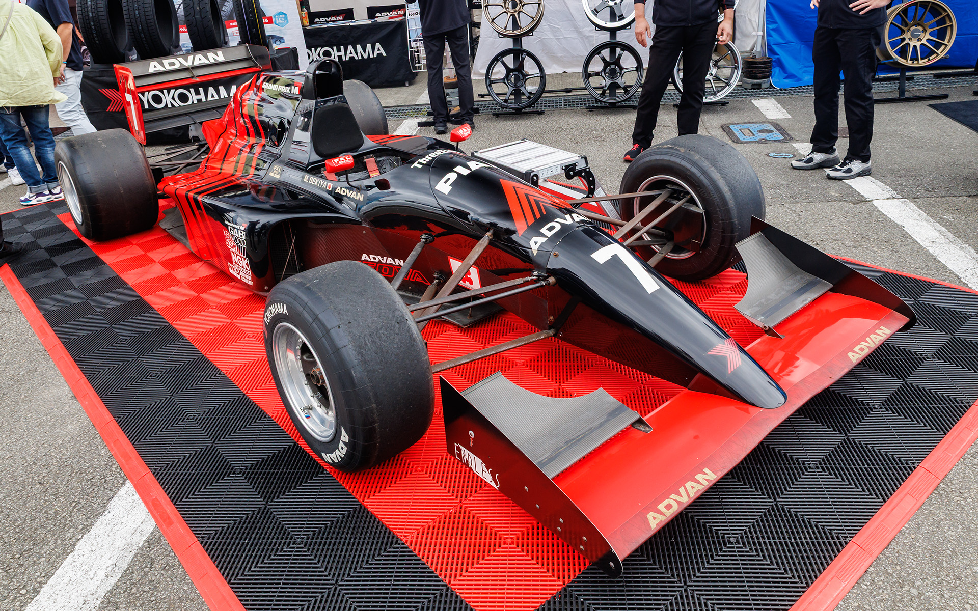 横浜ゴムは、アドバンカラーのF3000マシンを展示