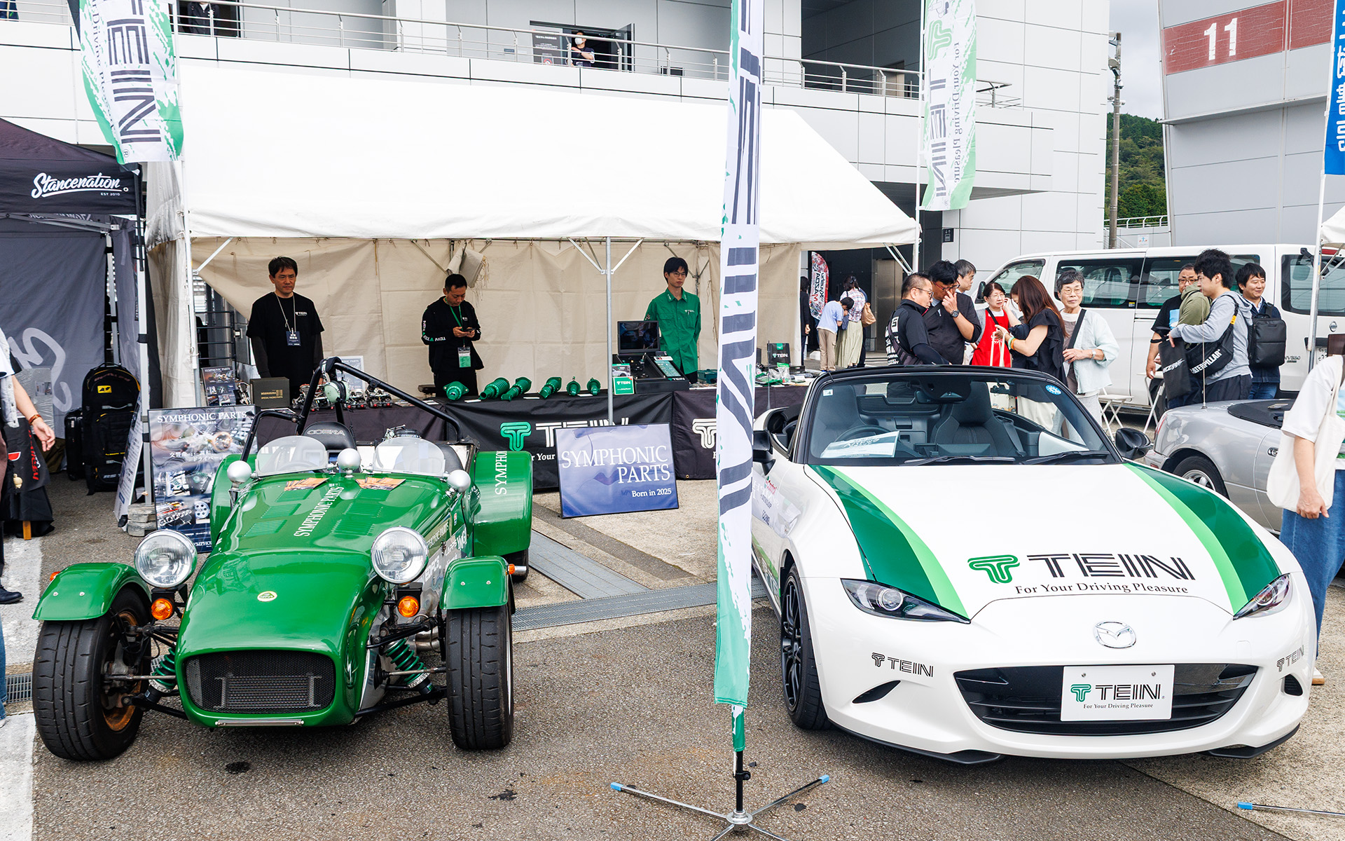 TEINは車高調を装着したデモカー展示