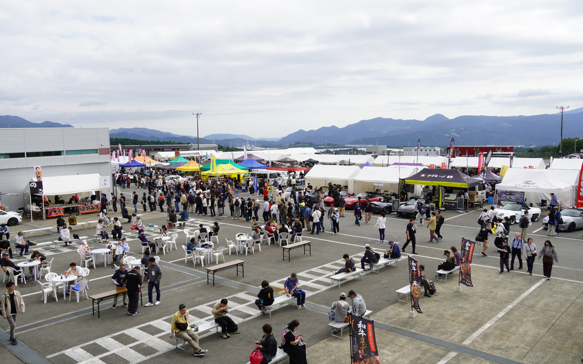 ほかにも飲食のブースも出展し、Aパドックはかなり多くのにぎわいをみせた