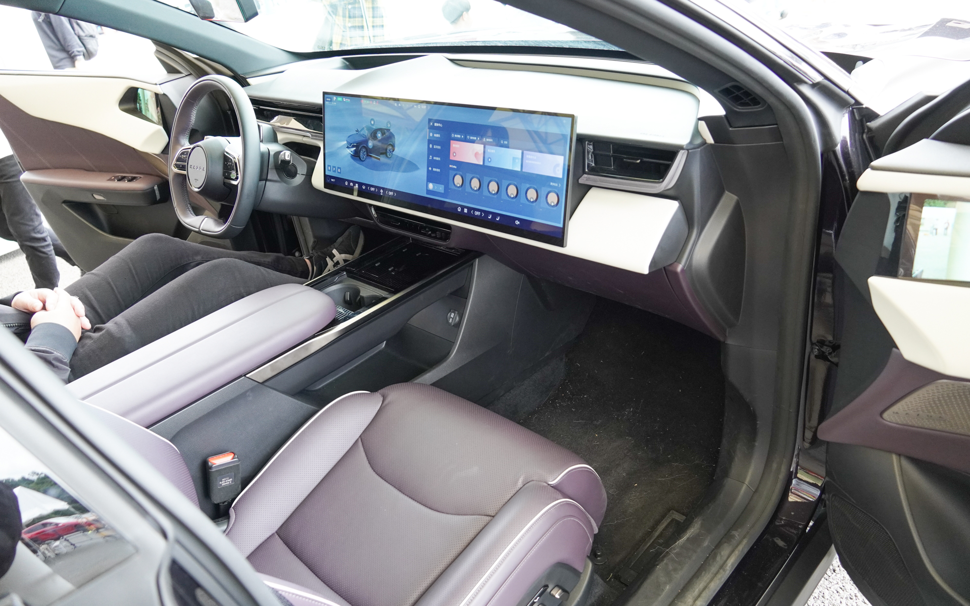 大型ディスプレイを搭載した内装。ワンタッチでリラックスポジションに変化するフロントシートが好評だった