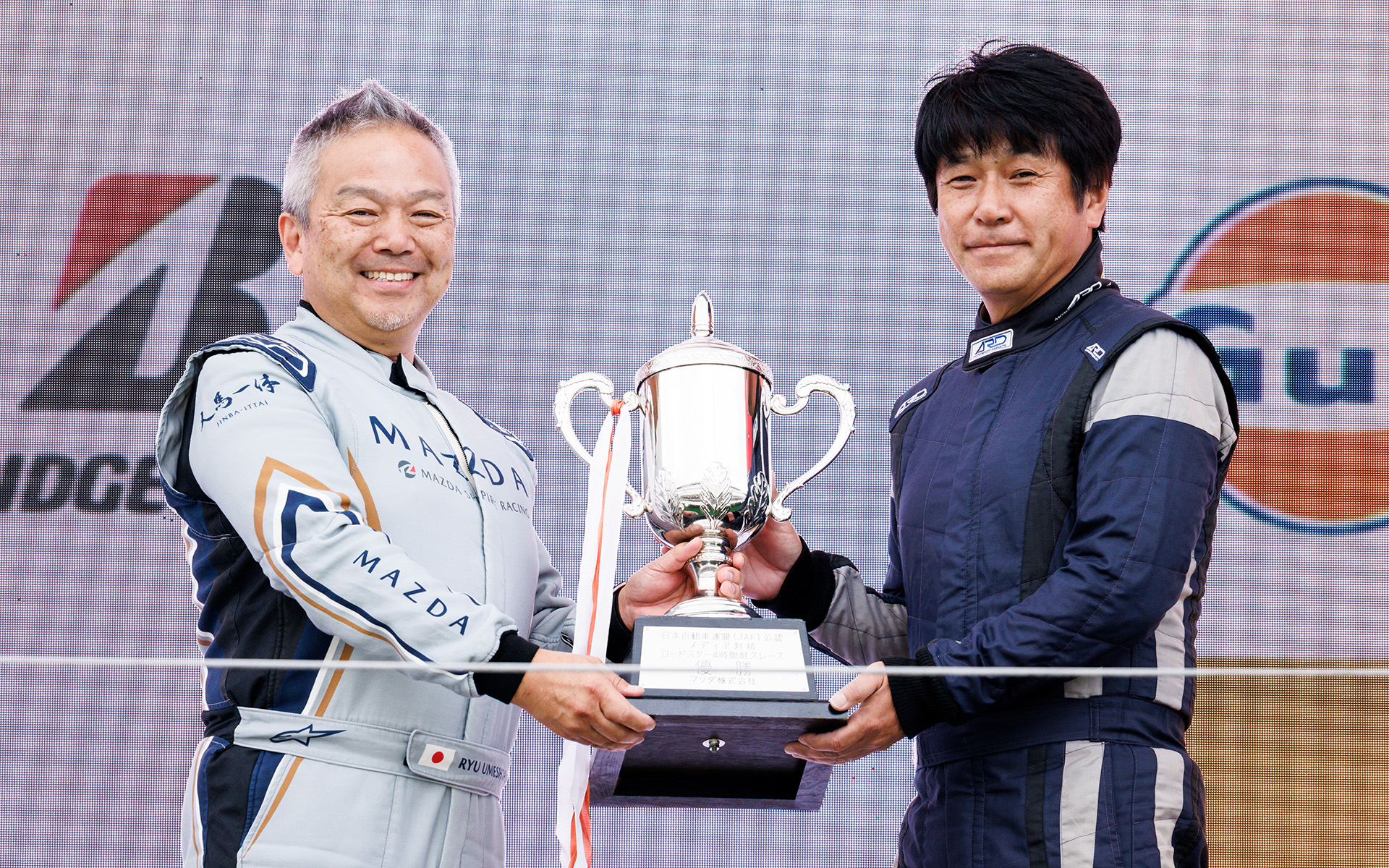 前年優勝したREVSPEEDの塚本編集長によるトロフィー返還