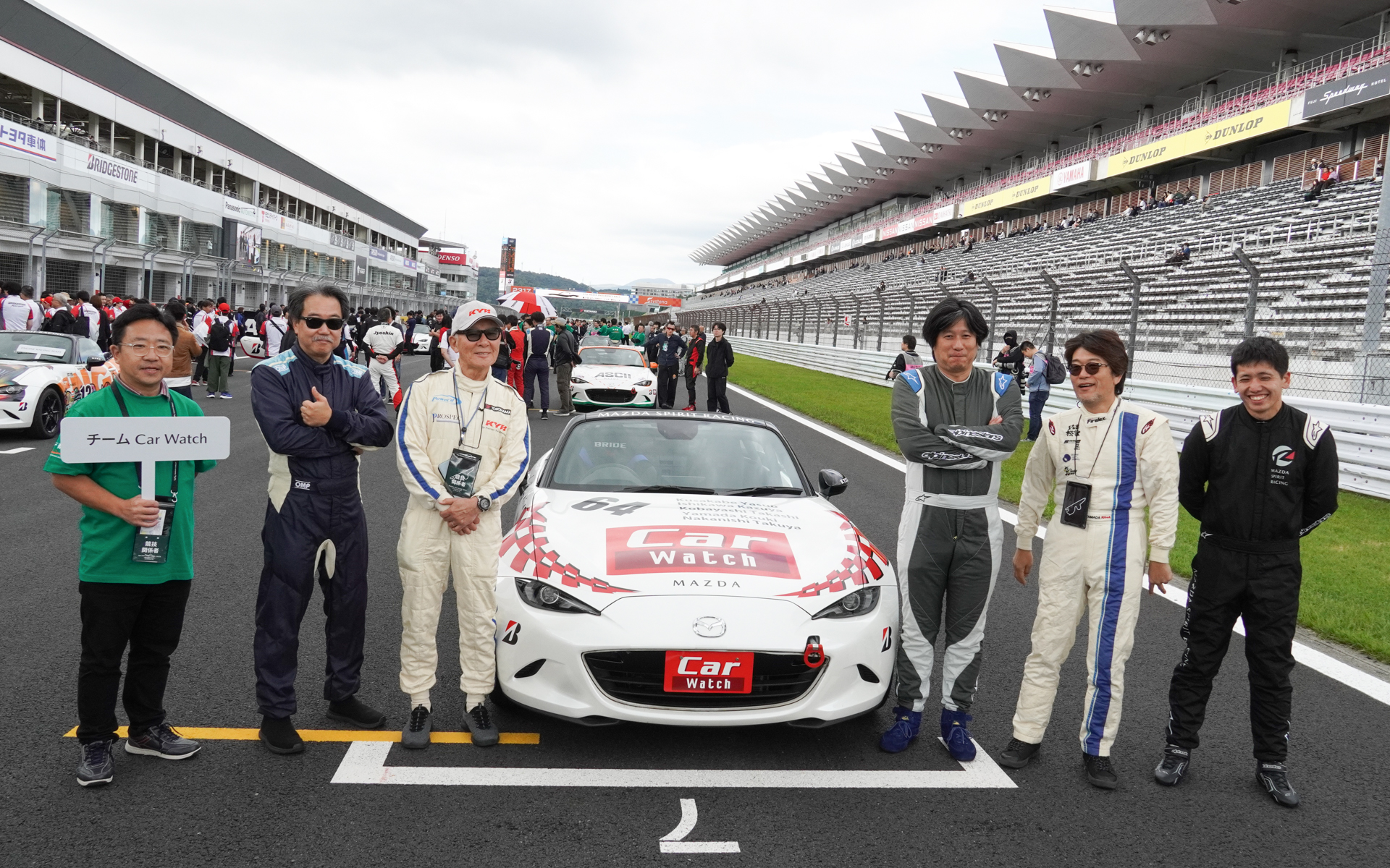 ドライバーと監督で出走前の記念撮影